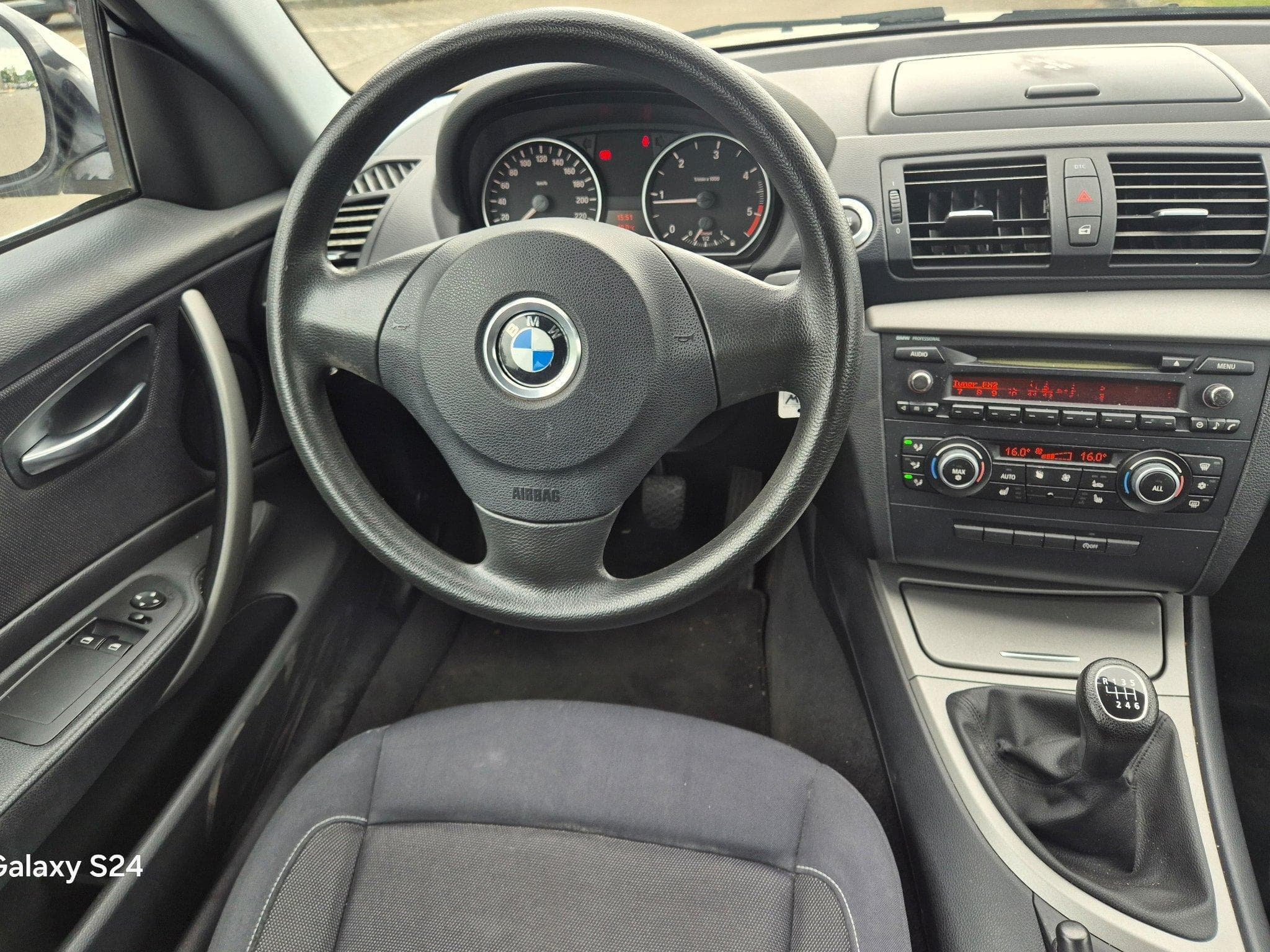 BMW 118 d COUPE (2011) - Photo 6