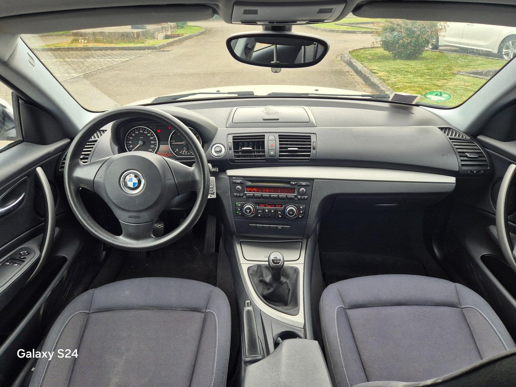 BMW 118 d COUPE (2011) - Photo 7