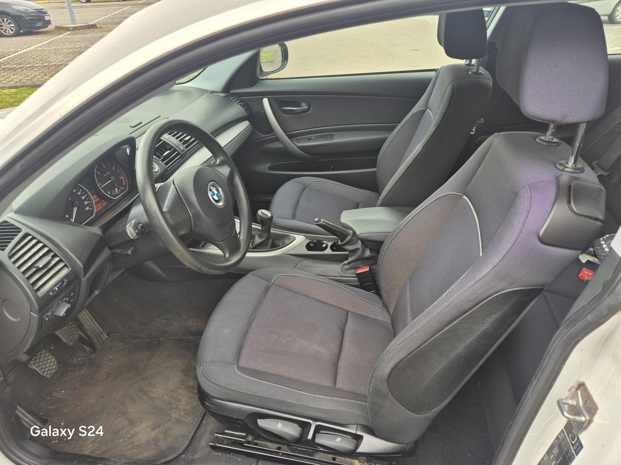 BMW 118 d COUPE (2011) - Photo 8