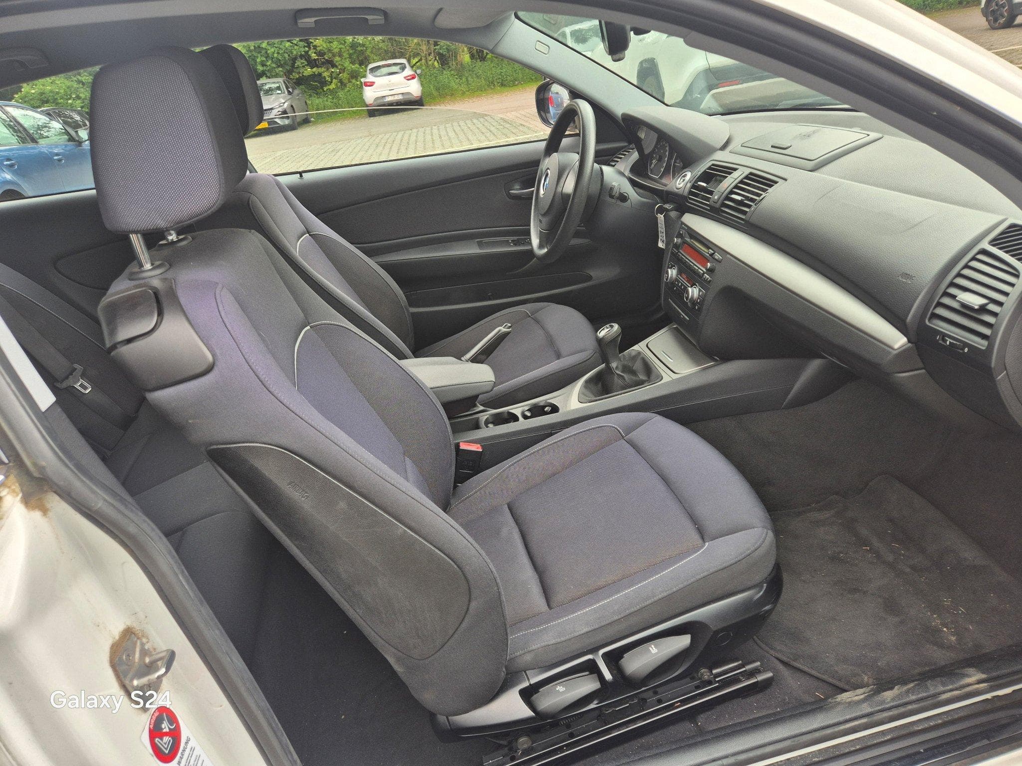 BMW 118 d COUPE (2011) - Photo 9