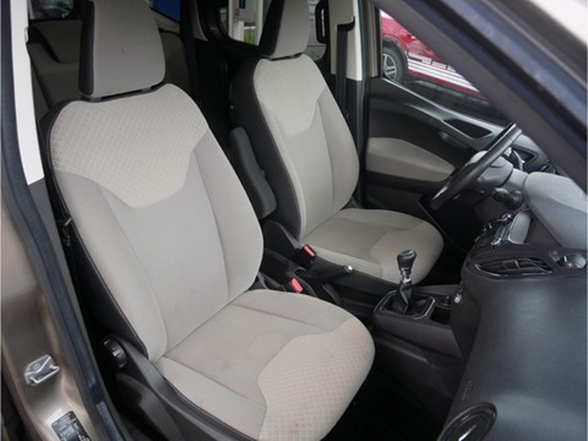 Ford Tourneo Titanium -  1.0i EcoBoost M6 100Cv (2018) - Photo 5