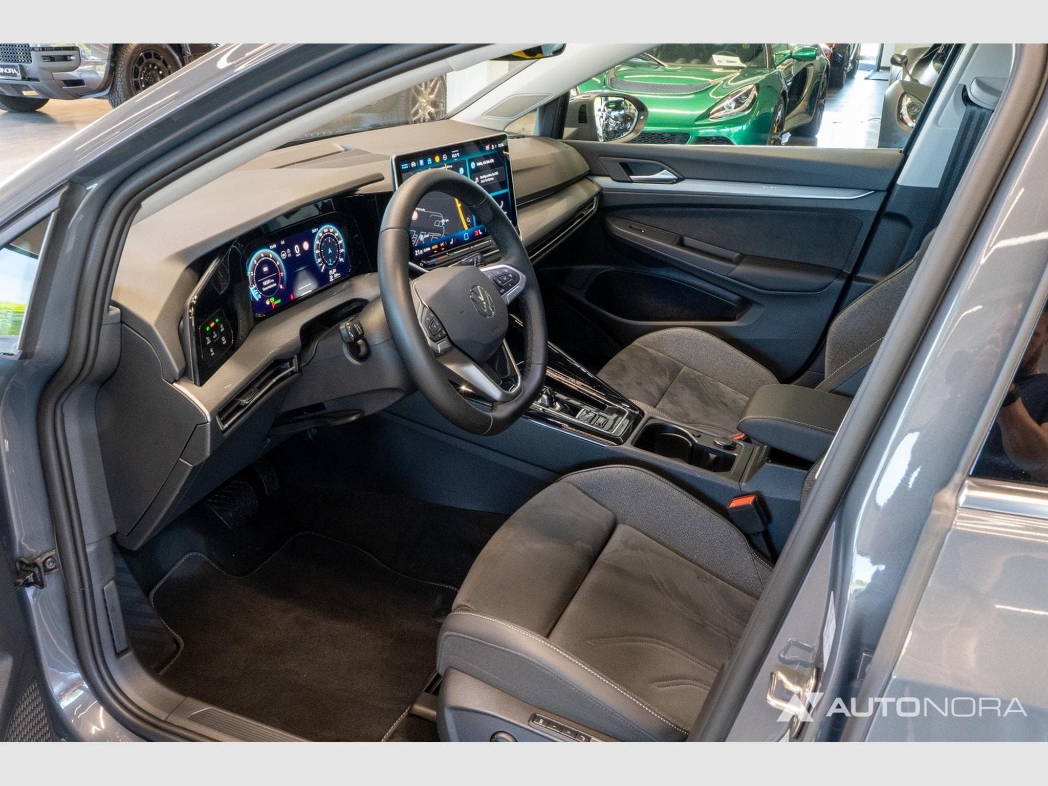 VW Golf VIII 1.5 eTSI Style Variant (2024) - Photo 12