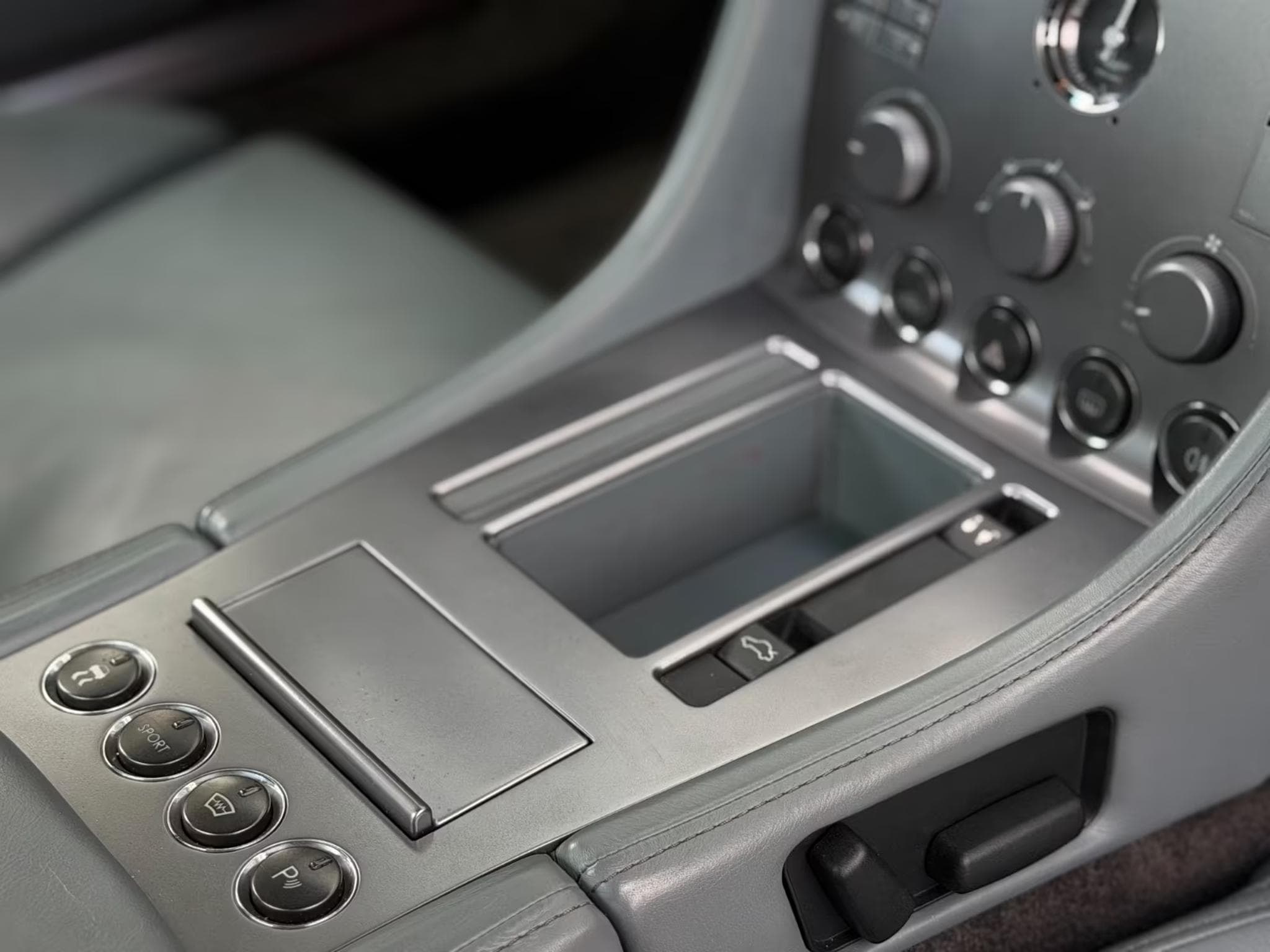 Aston-Martin DB9 5.9 Touchtronic V 12 (2005) - Photo 12
