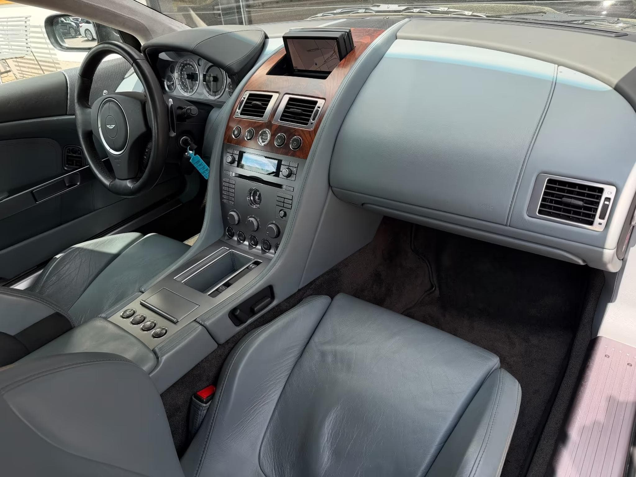 Aston-Martin DB9 5.9 Touchtronic V 12 (2005) - Photo 9
