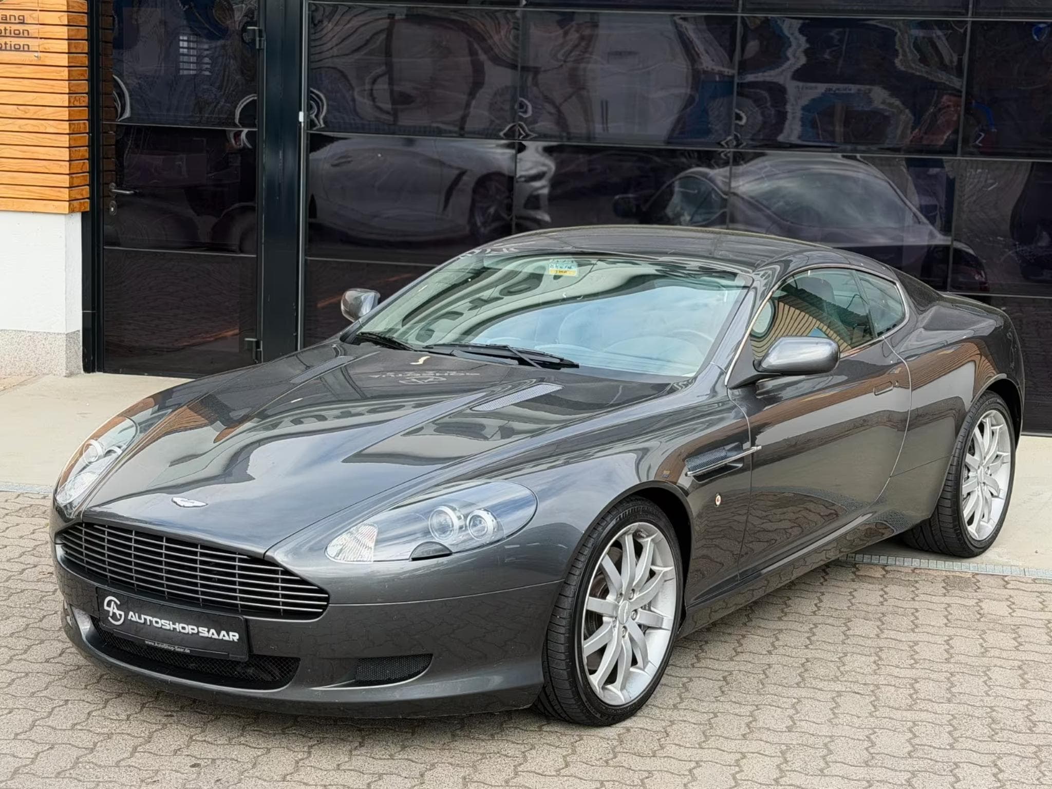 Aston-Martin DB9 5.9 Touchtronic V 12 (2005) - Photo 2