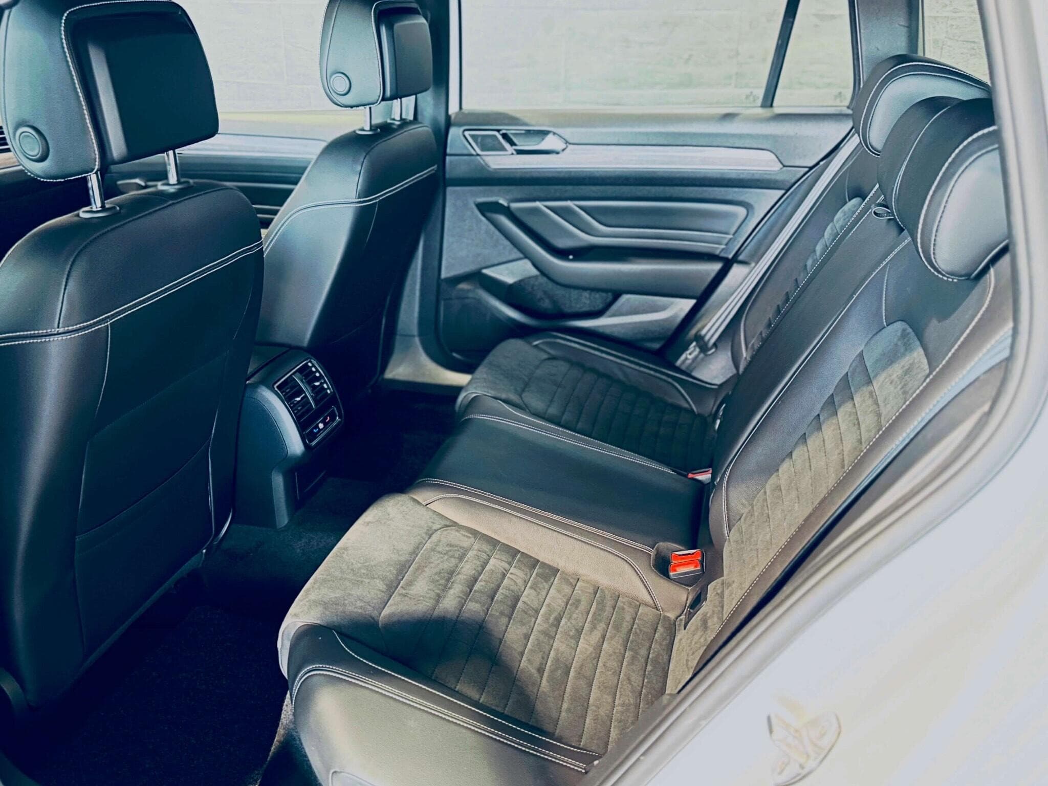 VW Passat PASSAT VARIANT ELEGANCE R-LINE TDI DSG (2023) - Photo 13