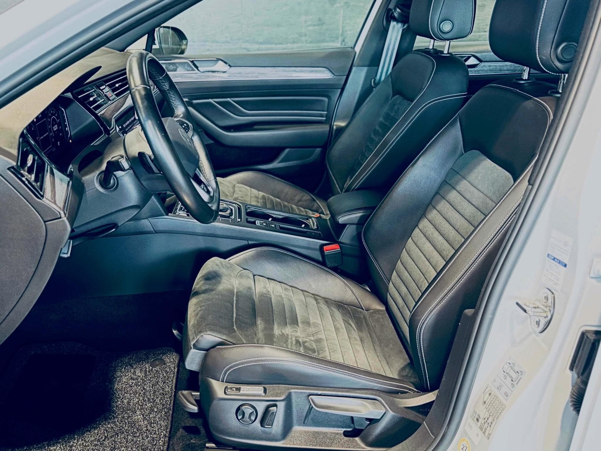 VW Passat PASSAT VARIANT ELEGANCE R-LINE TDI DSG (2023) - Photo 6