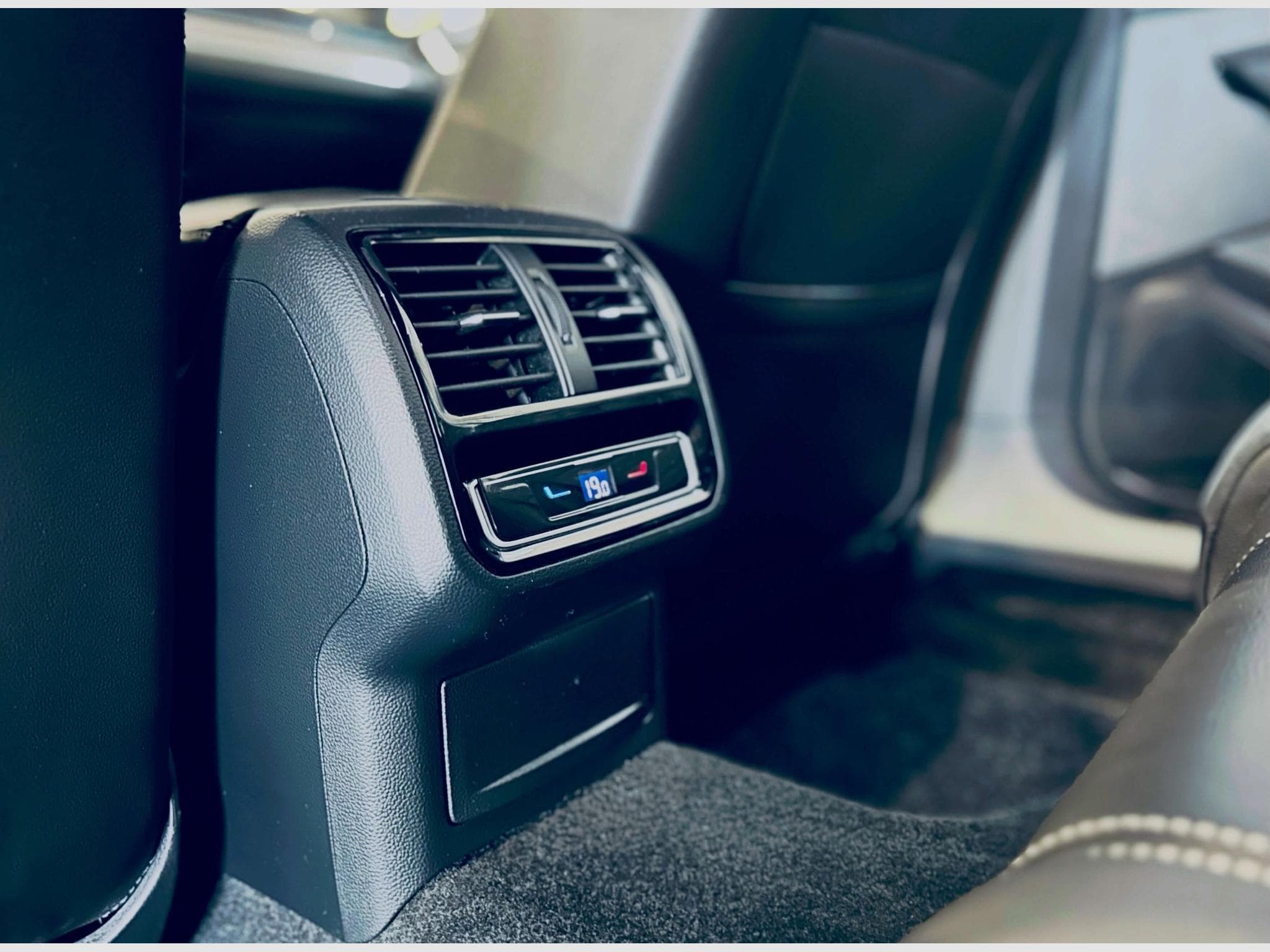 VW Passat PASSAT VARIANT ELEGANCE R-LINE TDI DSG (2023) - Photo 14