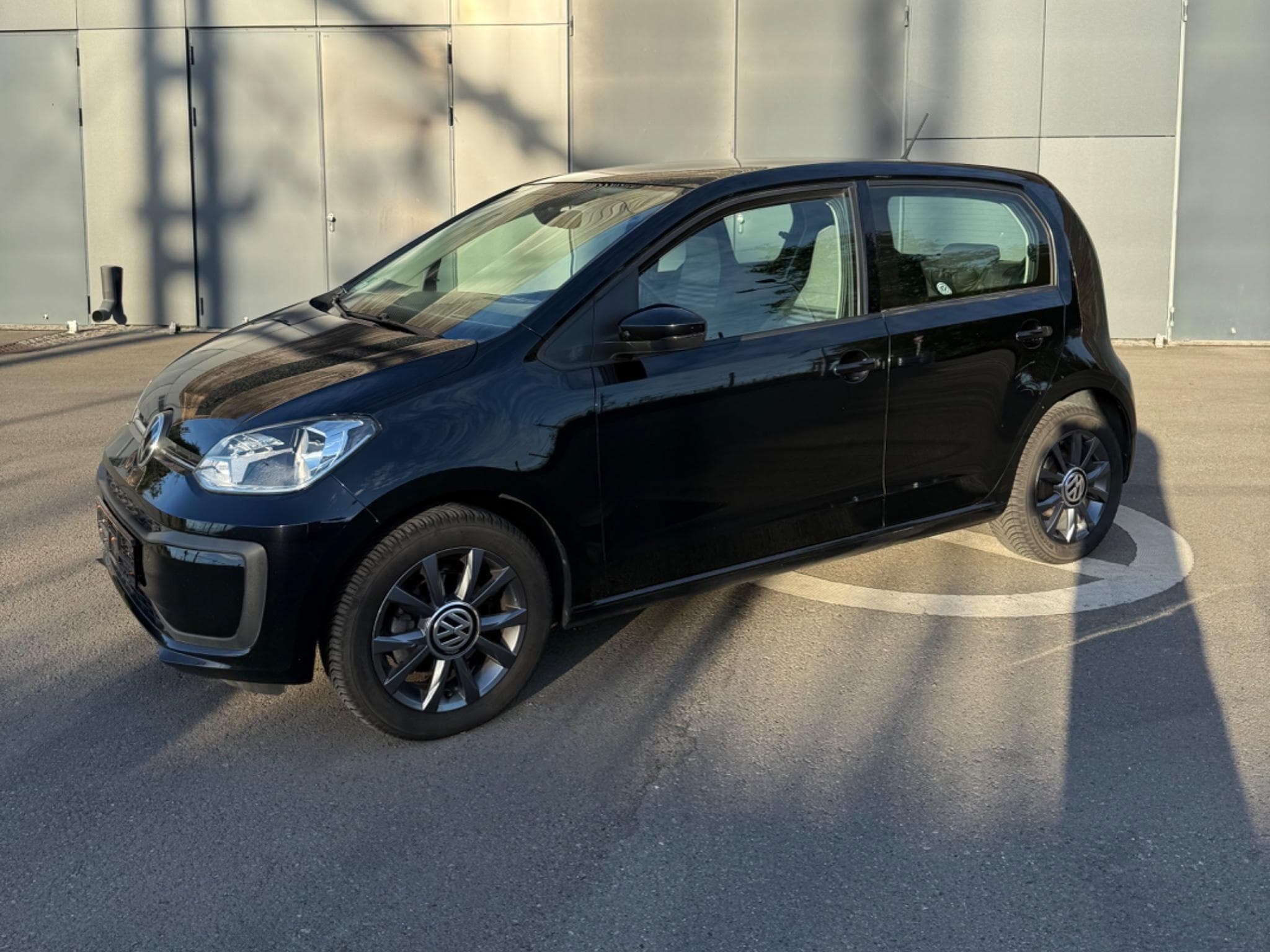 VW UP (2023) - Photo 1
