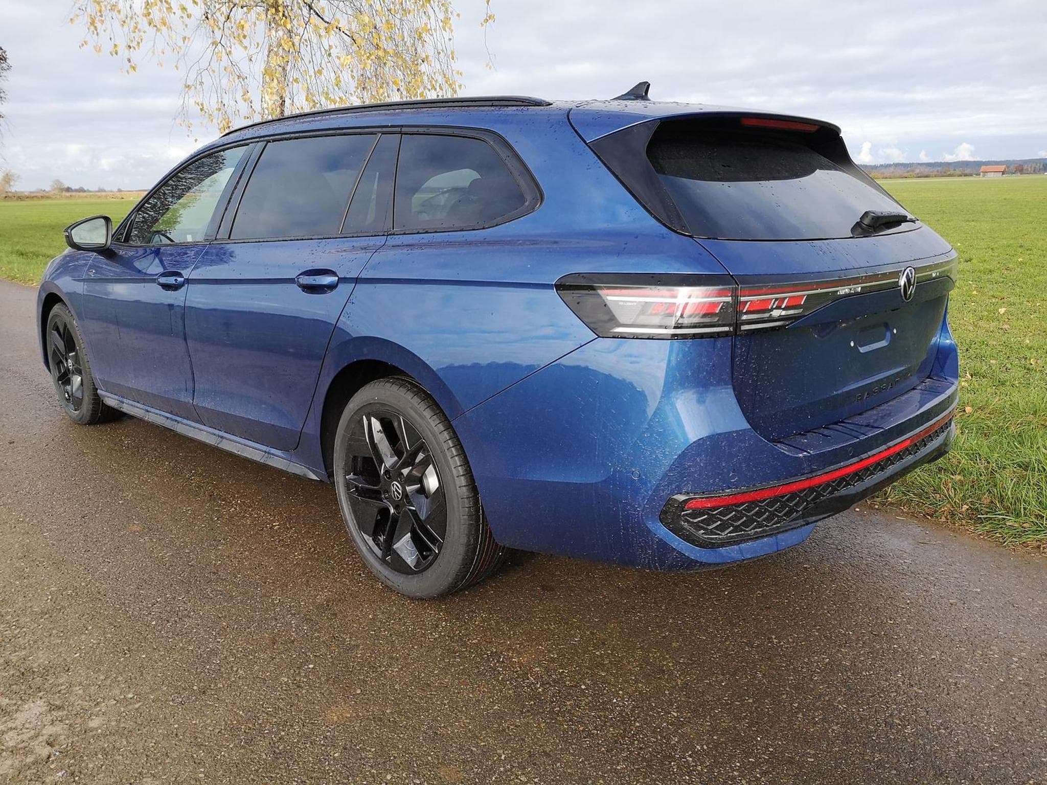 VW Passat Variant 2.0 TDI 142 kW 4Motion R-Line (2026) - Photo 2