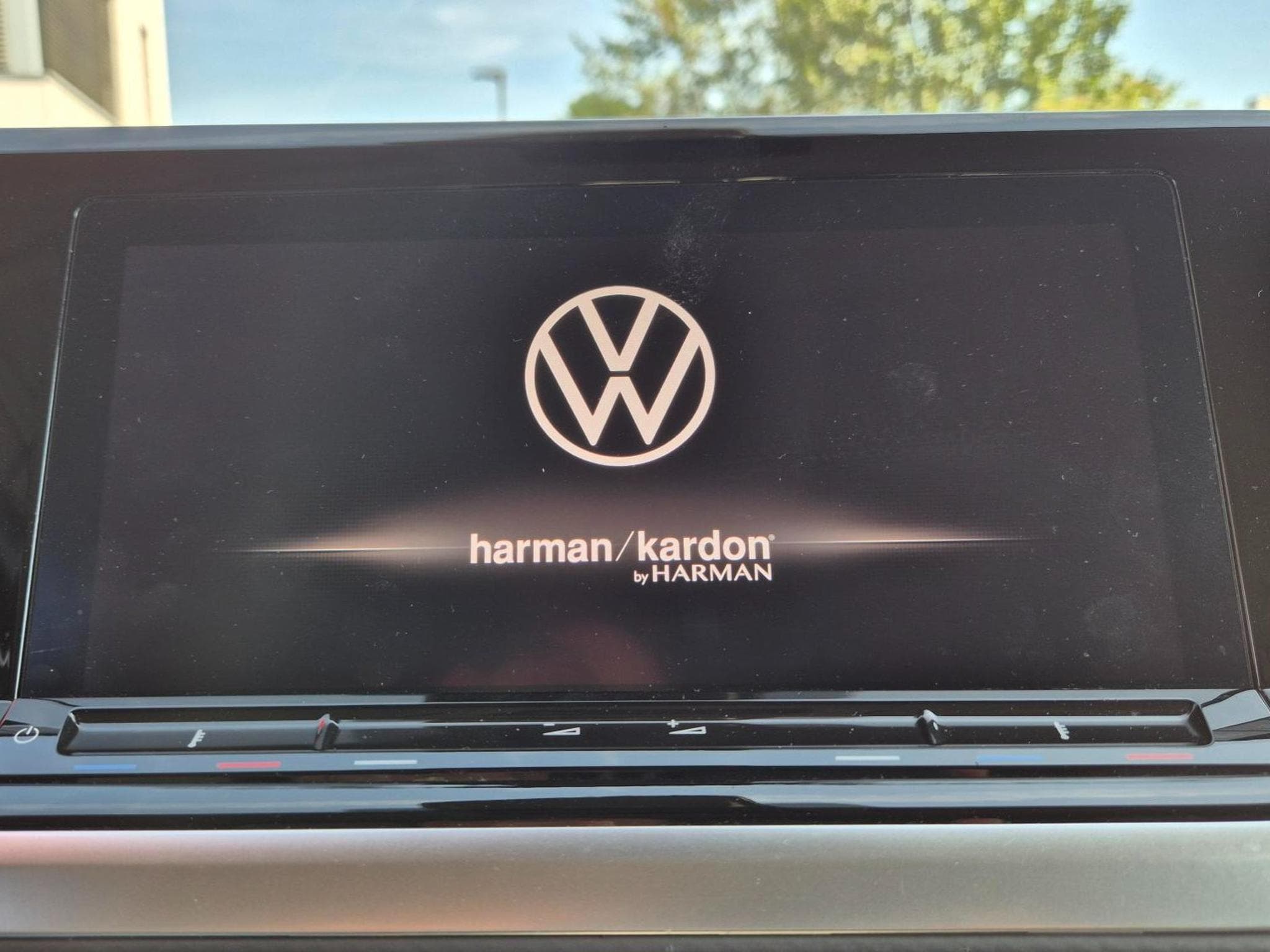 VW T7 Multivan Style Long (2022) - Photo 12