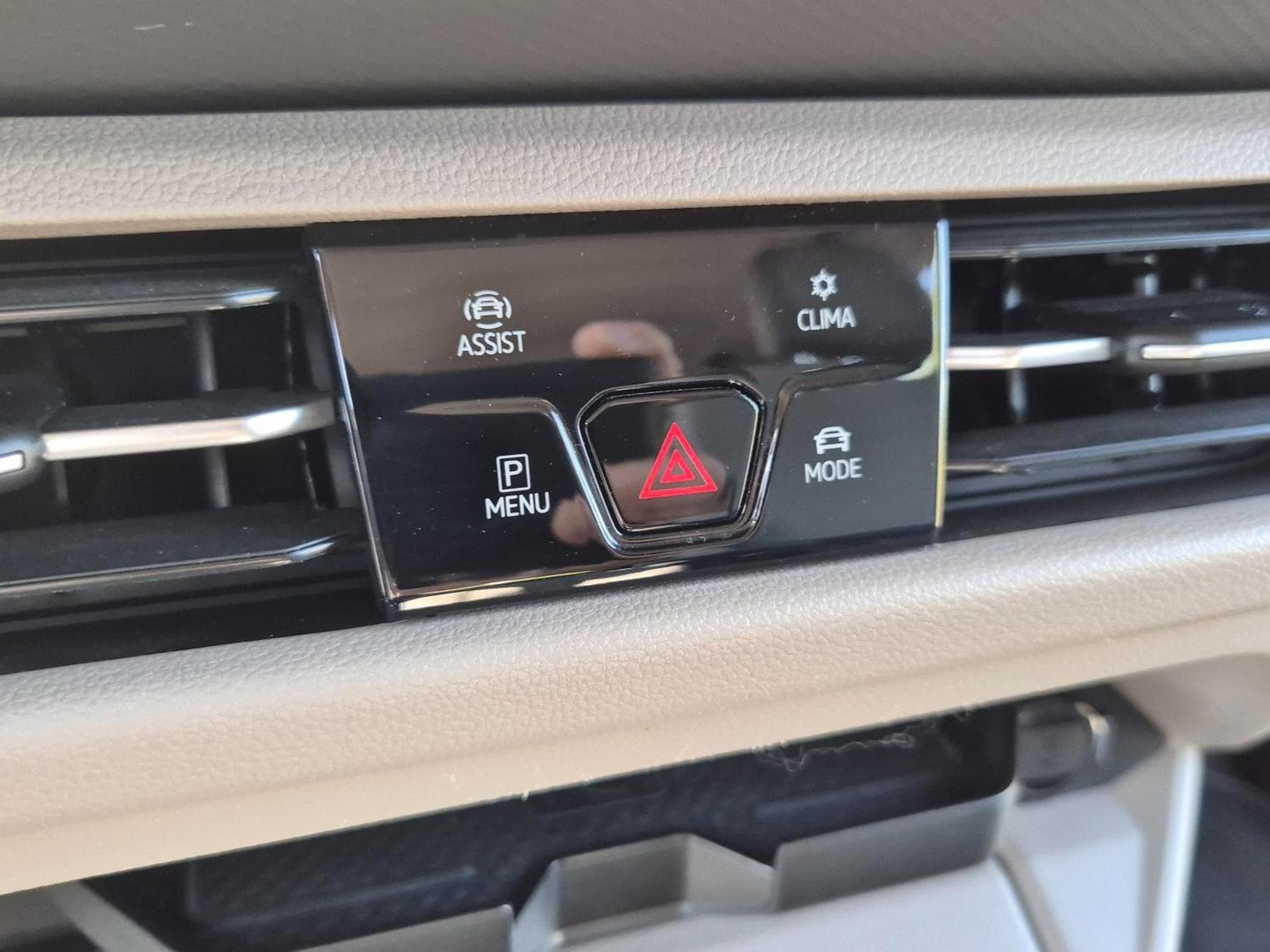 VW T7 Multivan Style Long (2022) - Photo 13