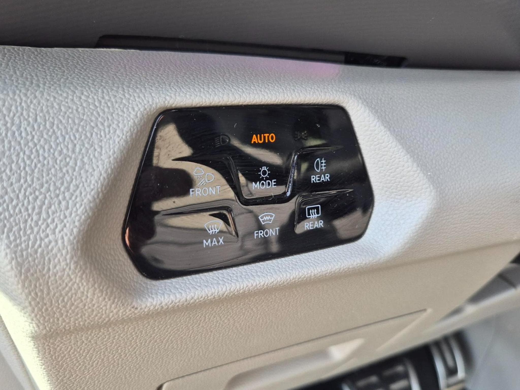VW T7 Multivan Style Long (2022) - Photo 14