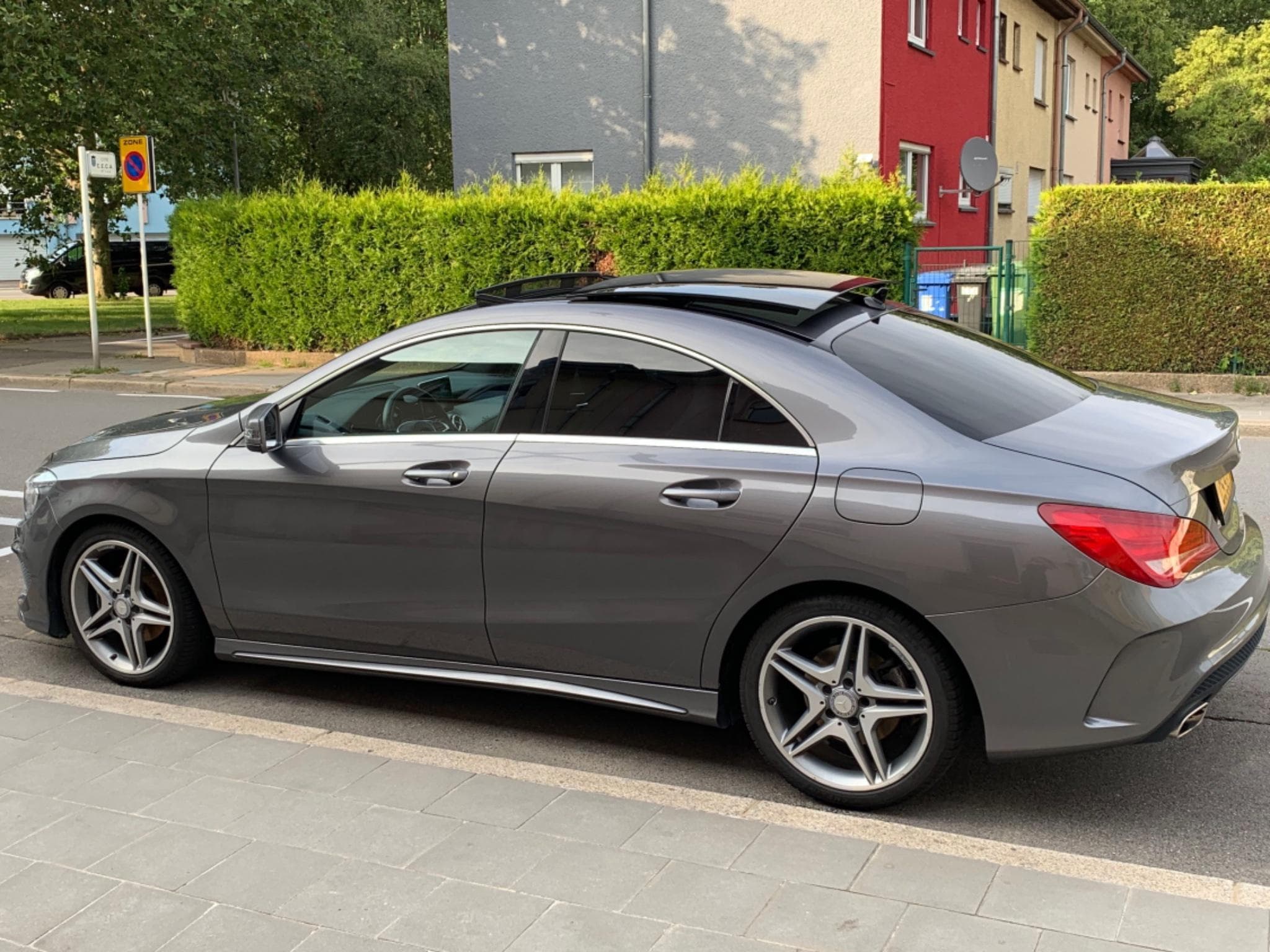 Mercedes CLA 180 AMG LINE (2016) - Photo 2