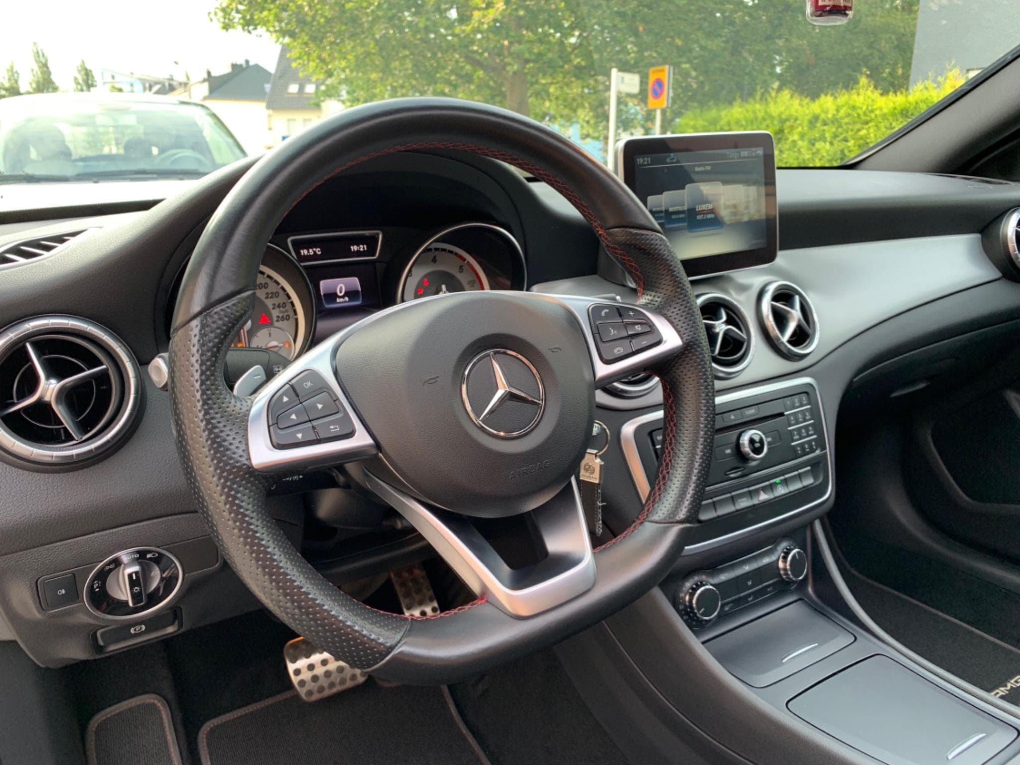 Mercedes CLA 180 AMG LINE (2016) - Photo 3