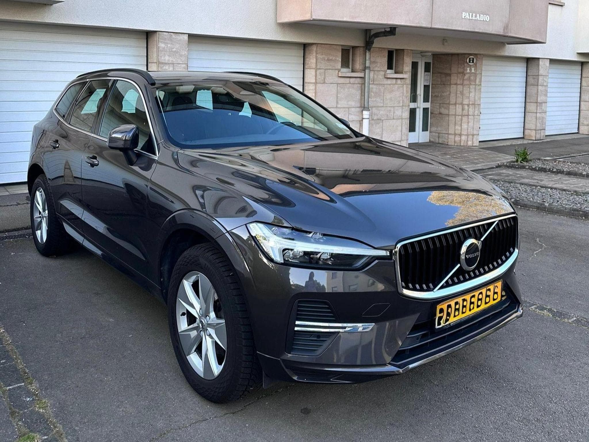 Volvo XC60 Core B4 Mild Hybrid Diesel Platinum Grey (2022) - Photo 1