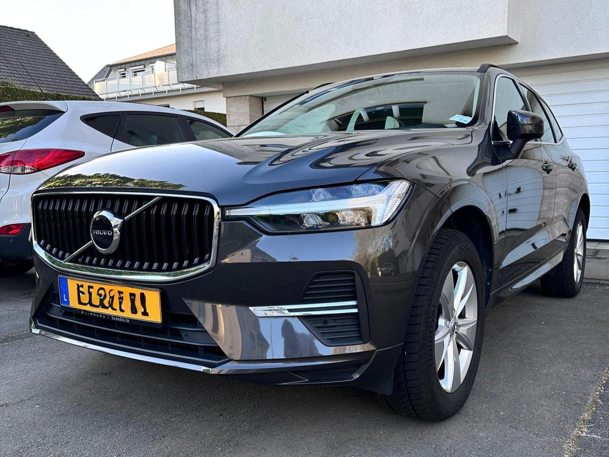 Volvo XC60 Core B4 Mild Hybrid Diesel Platinum Grey (2022) - Photo 2