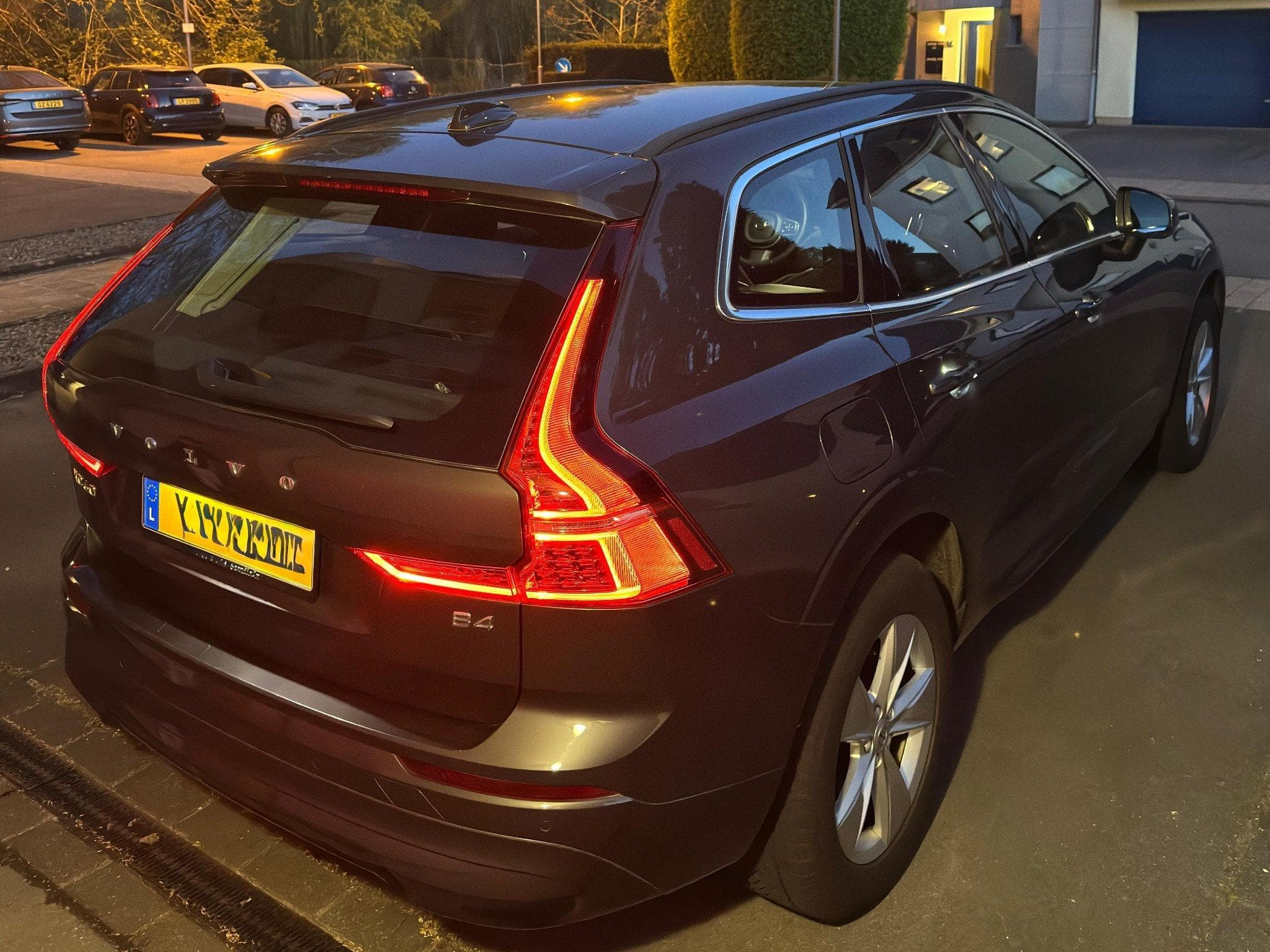 Volvo XC60 Core B4 Mild Hybrid Diesel Platinum Grey (2022) - Photo 12