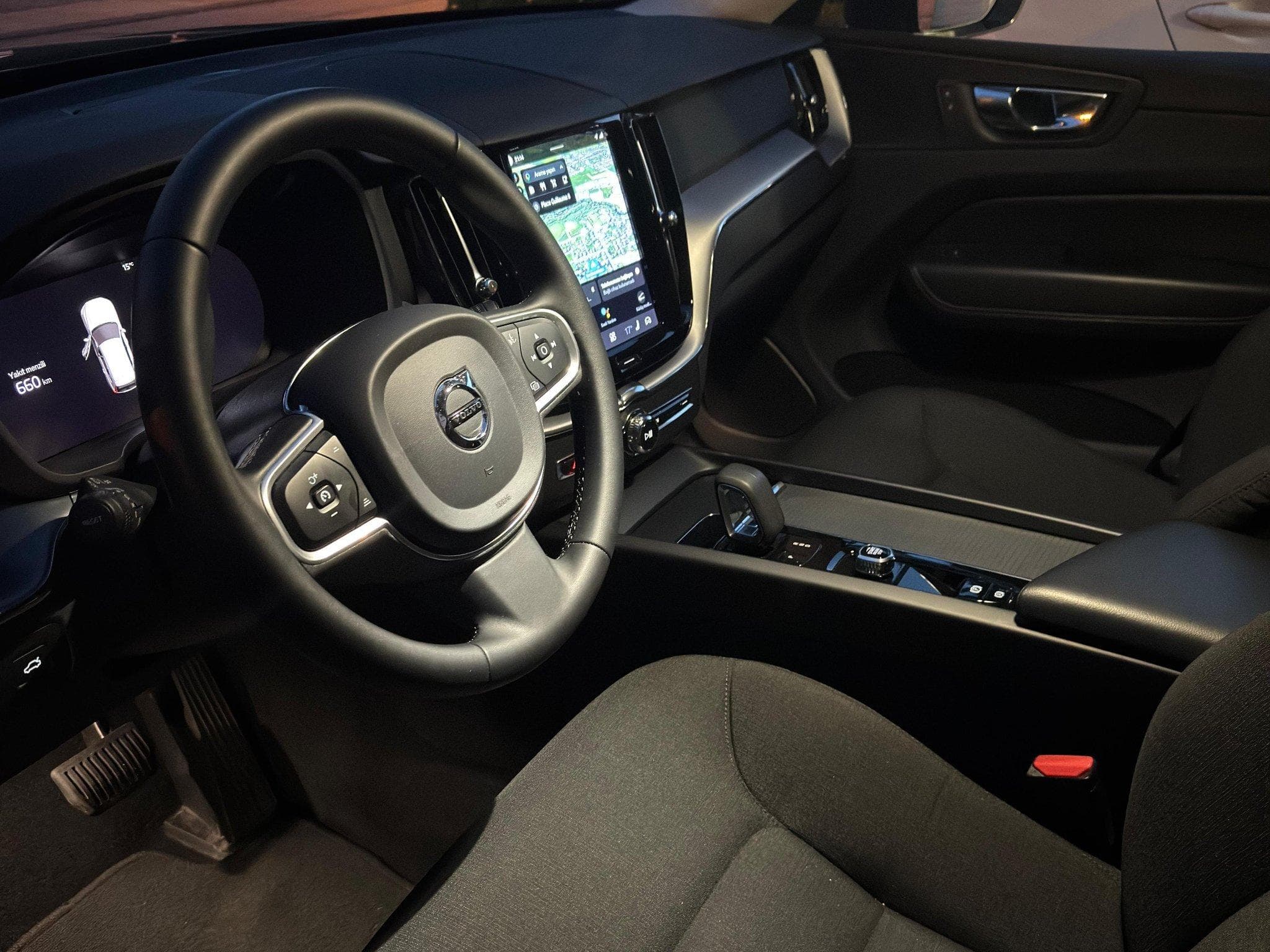 Volvo XC60 Core B4 Mild Hybrid Diesel Platinum Grey (2022) - Photo 13
