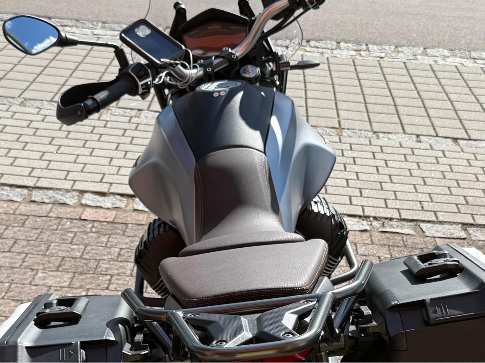 Moto Guzzi V85 TT Centenario (2021) - Photo 1