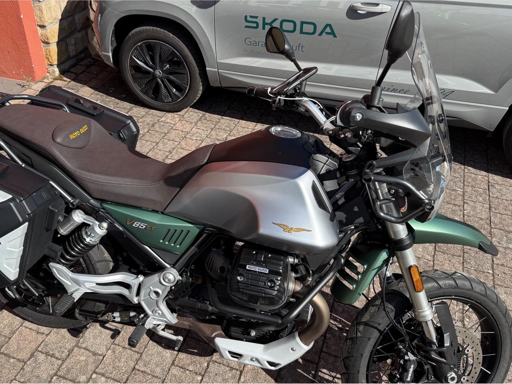 Moto Guzzi V85 TT Centenario (2021) - Photo 2