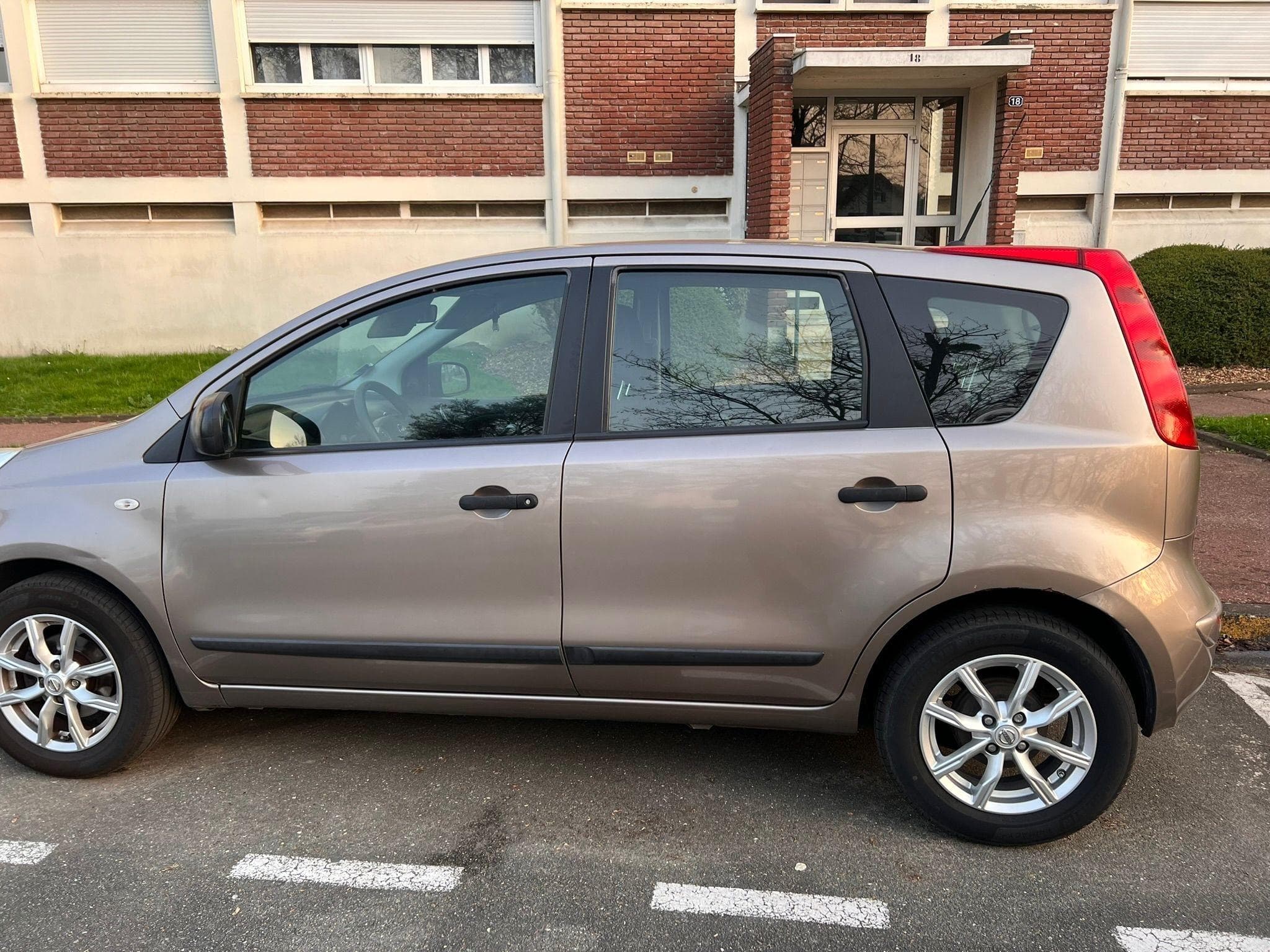 Nissan Note PURE DRIVE (2011) - Photo 2