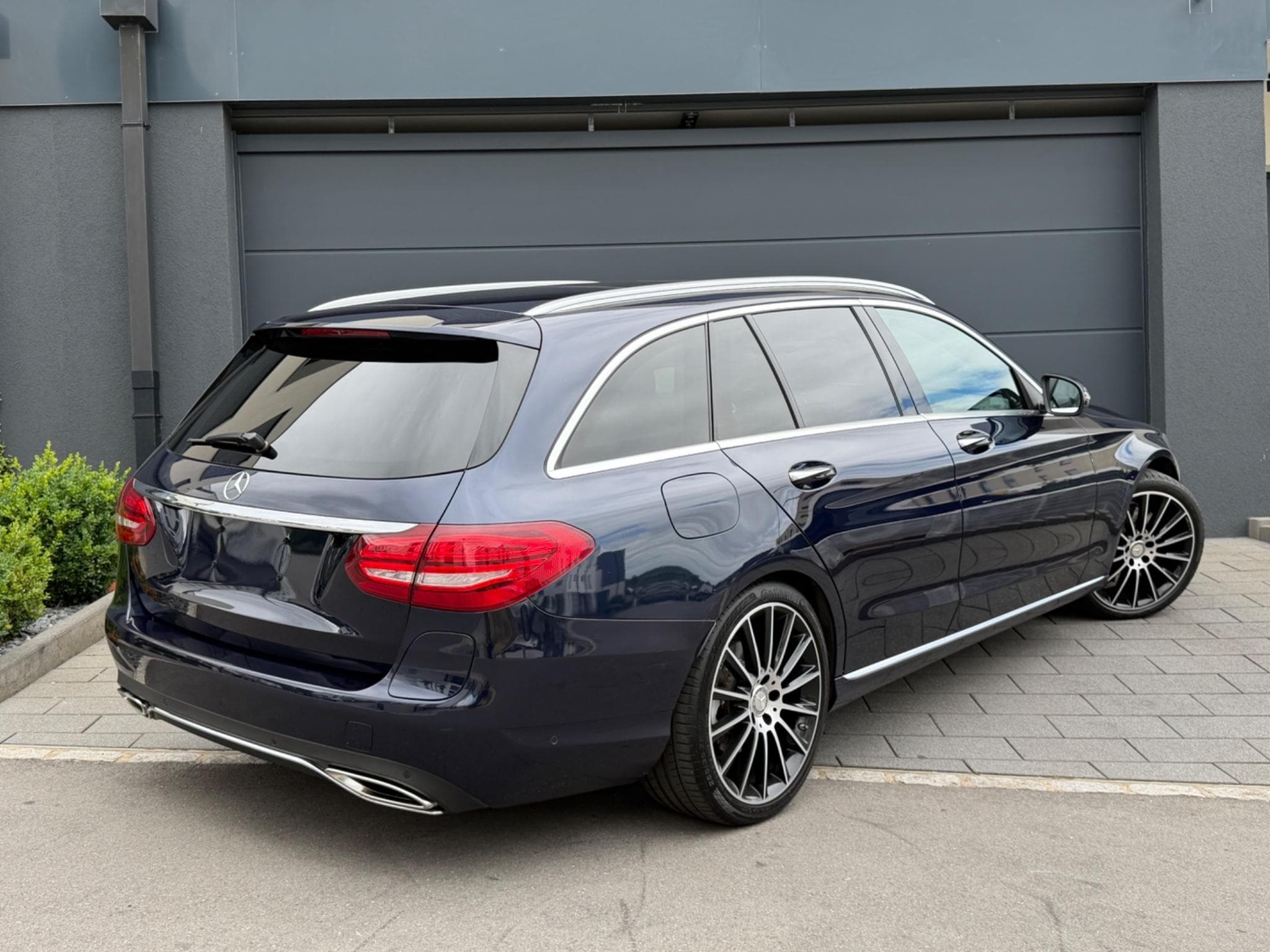 Mercedes C 350 e Amg (2016) - Photo 2