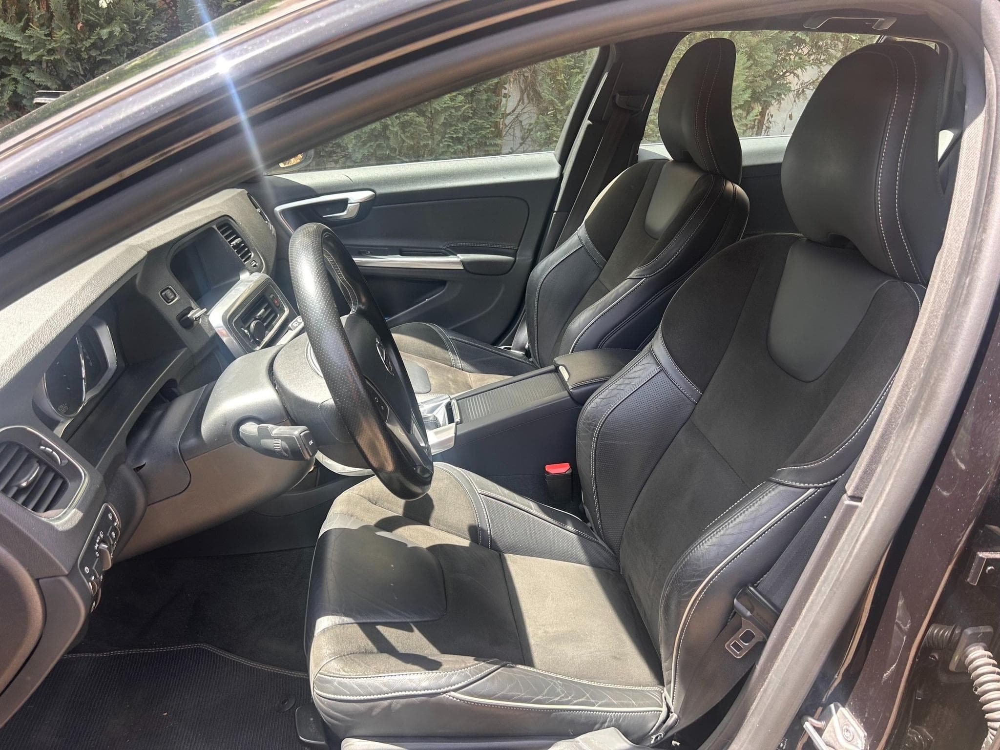 Volvo V60 Kombi Momentum R-Design (2019) - Photo 9