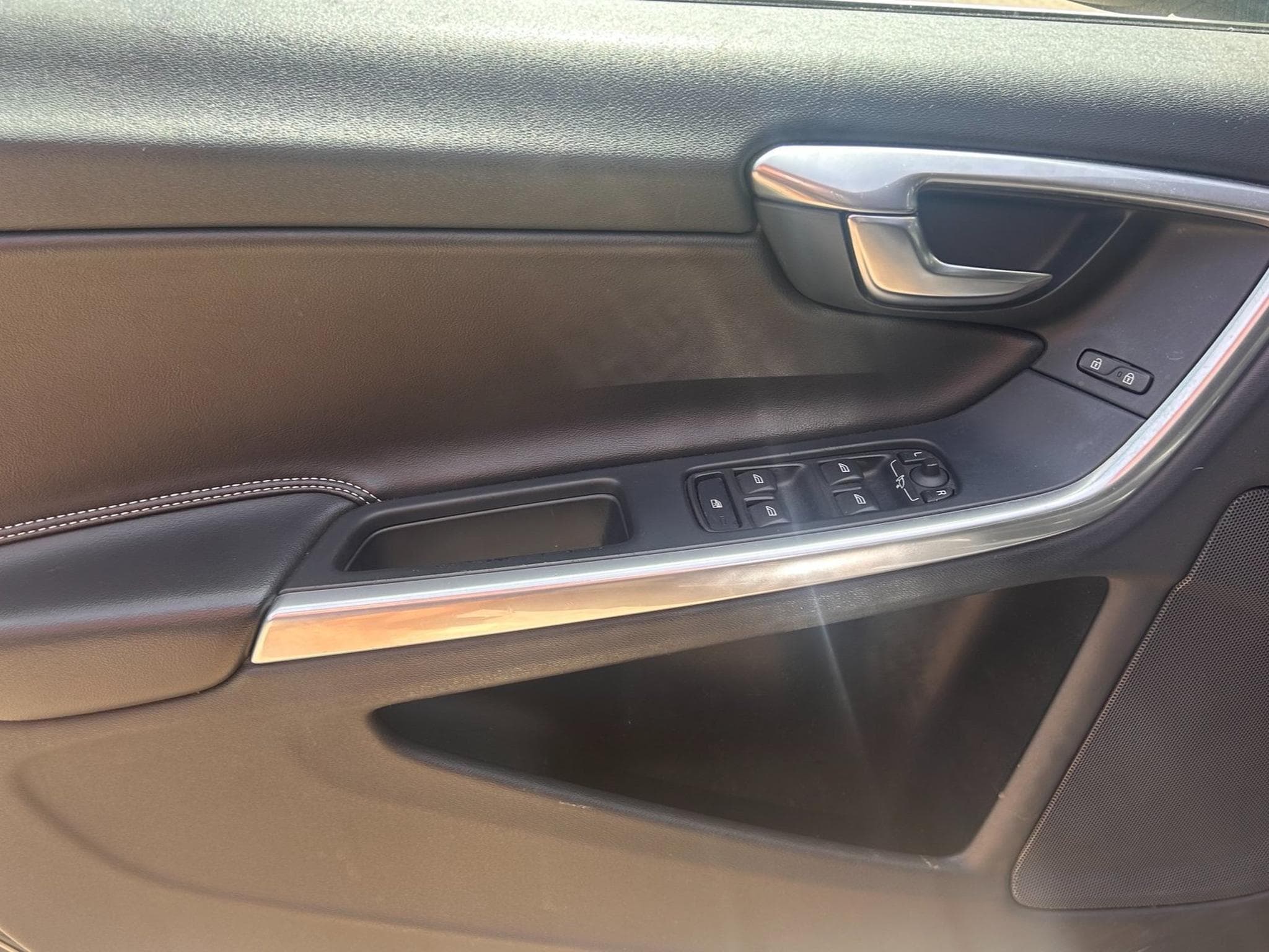 Volvo V60 Kombi Momentum R-Design (2019) - Photo 11