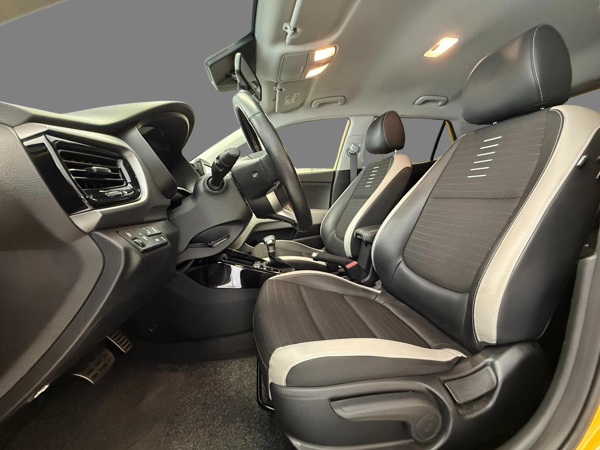 Kia Stonic Sense 1.0T 7DCT ISG (2018) - Photo 8