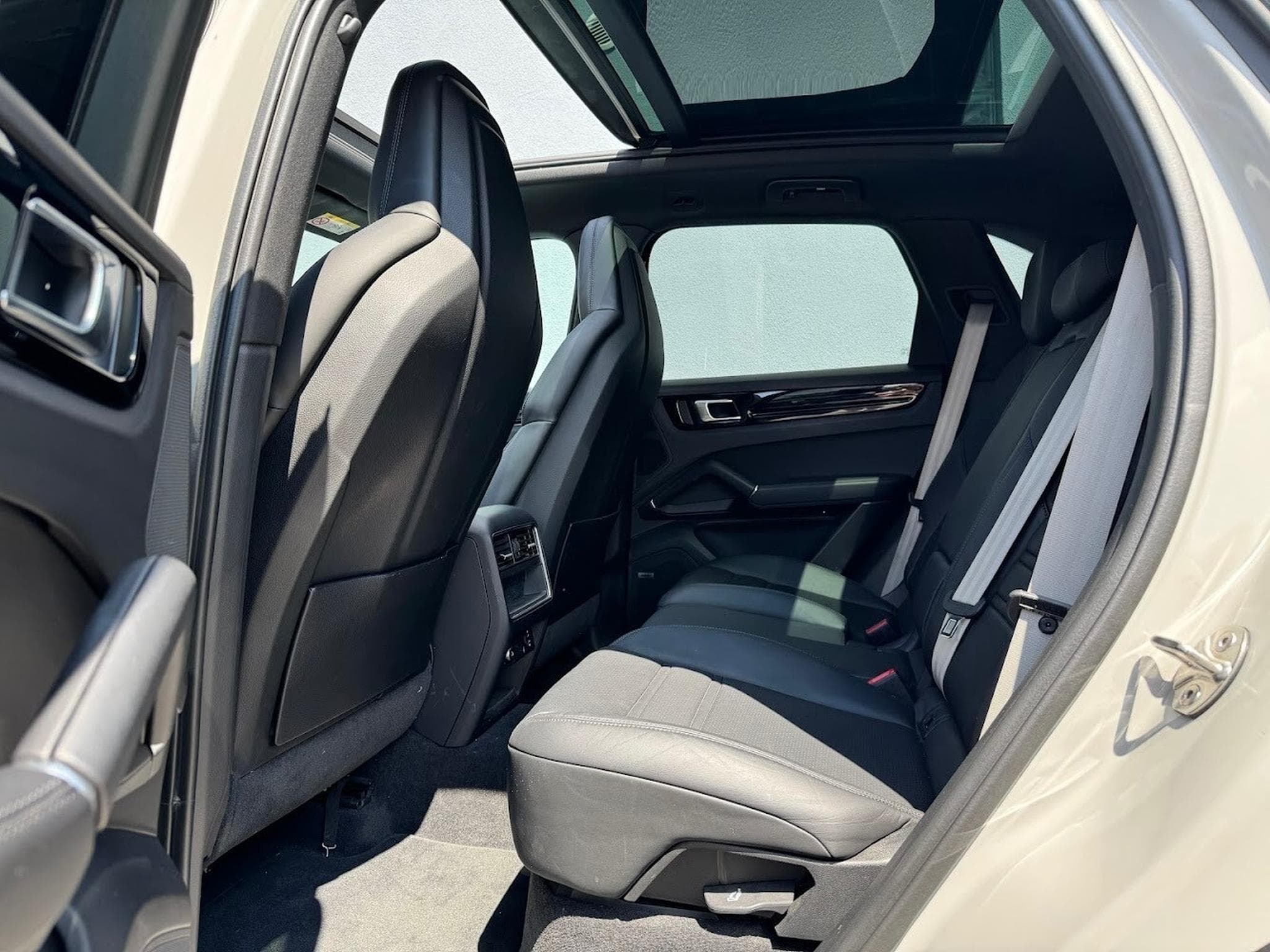 Porsche Cayenne PLATINUM EDITION 3.0 E-HYBRID 462H 340 PHEV (2023) - Photo 4