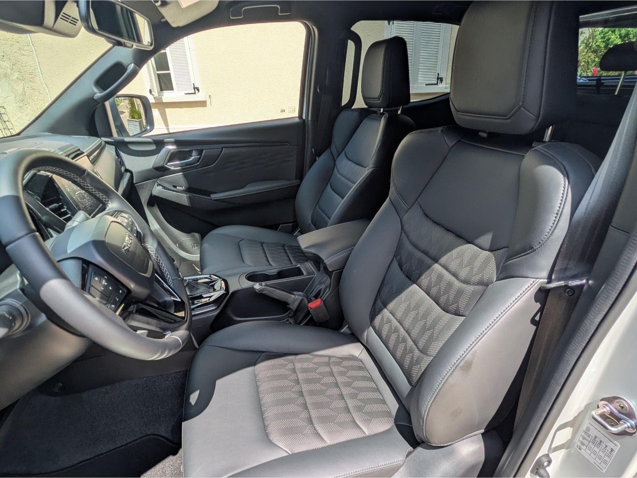 Isuzu D-Max 25 Doublecab V-Cross 4WD (2026) - Photo 9