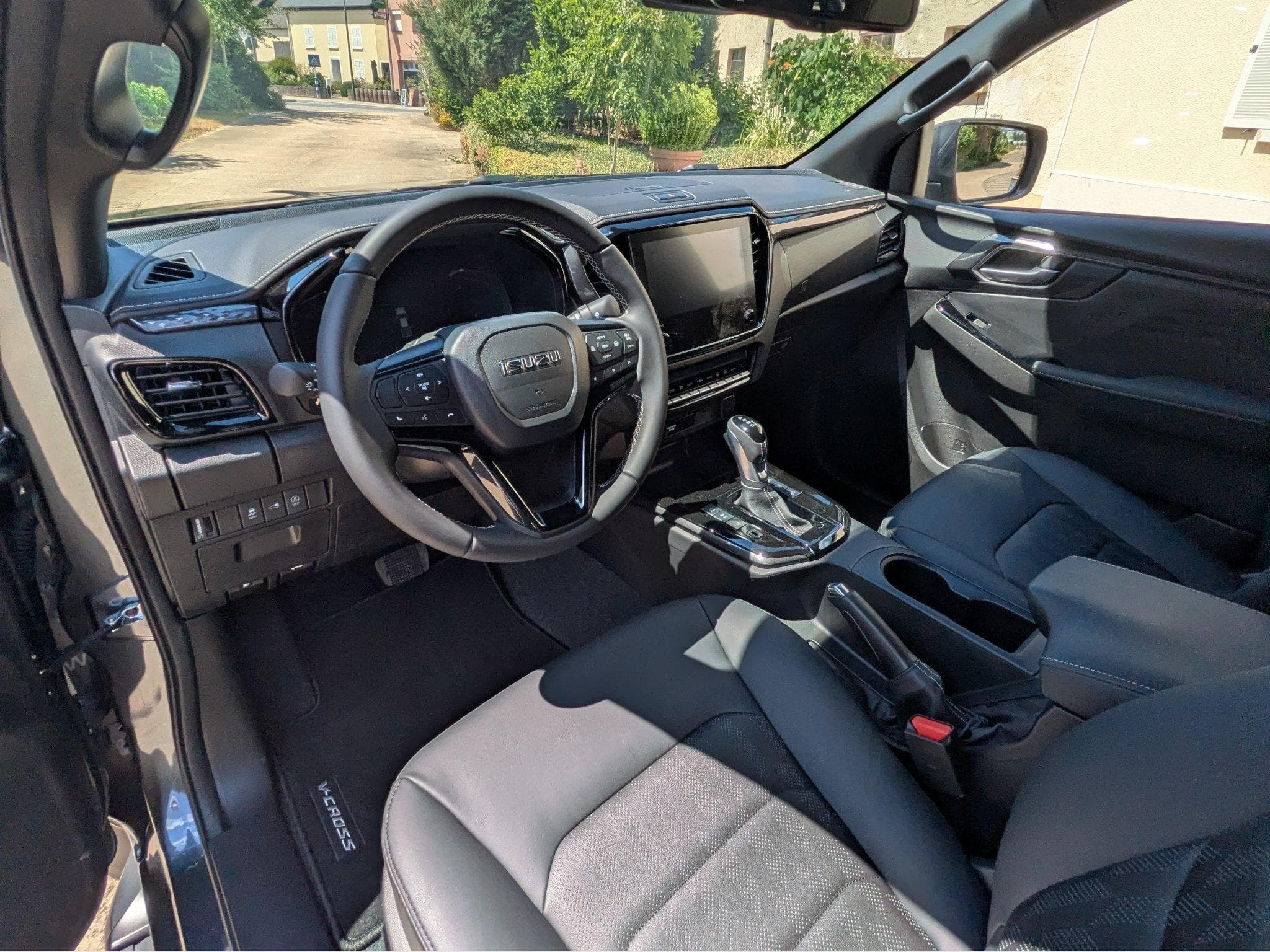 Isuzu D-Max 25 Doublecab V-Cross 4WD (2026) - Photo 10