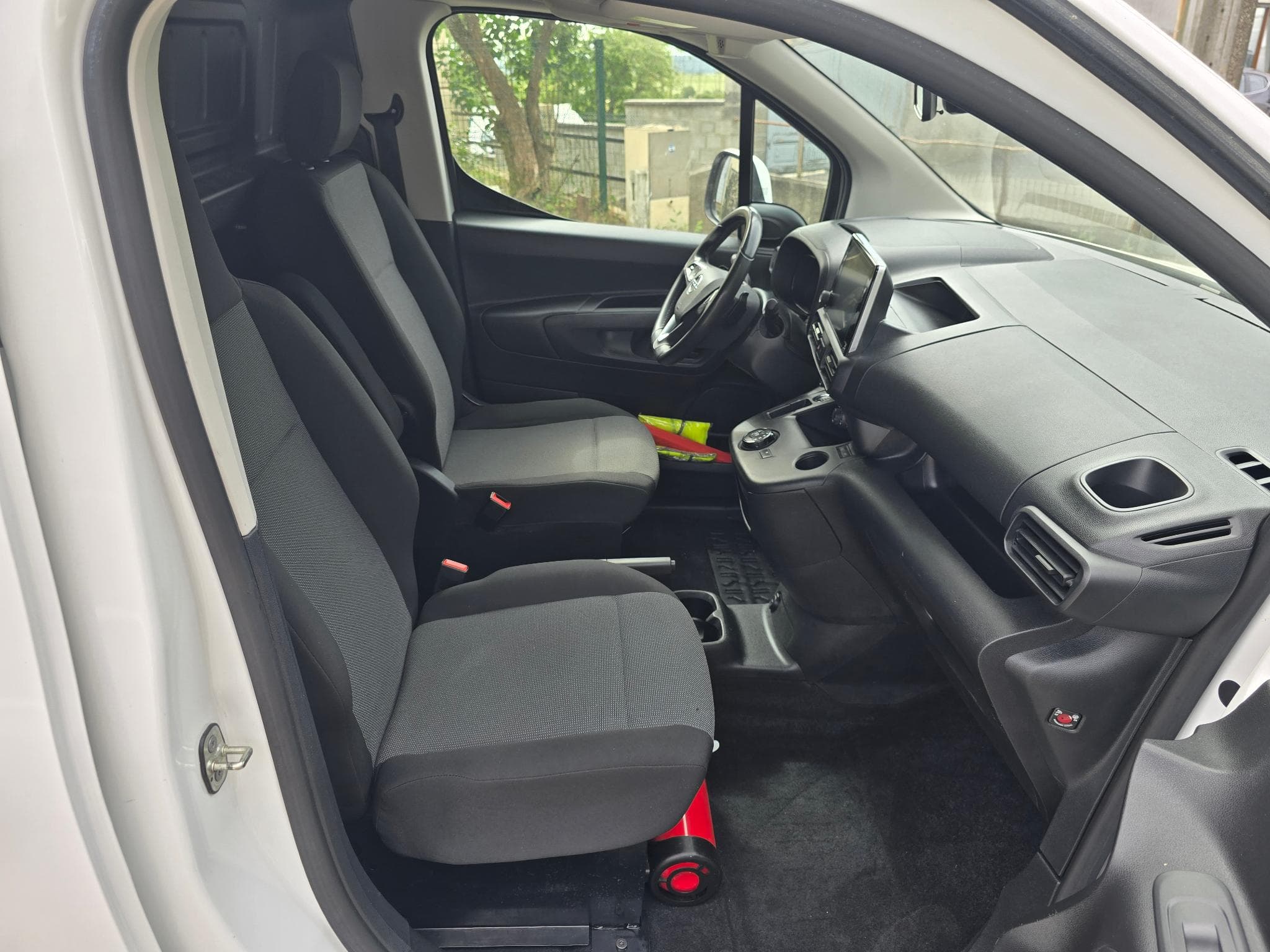 Opel Combo essence 130 cv long boite auto 71000 kms 11590 HT (2021) - Photo 8