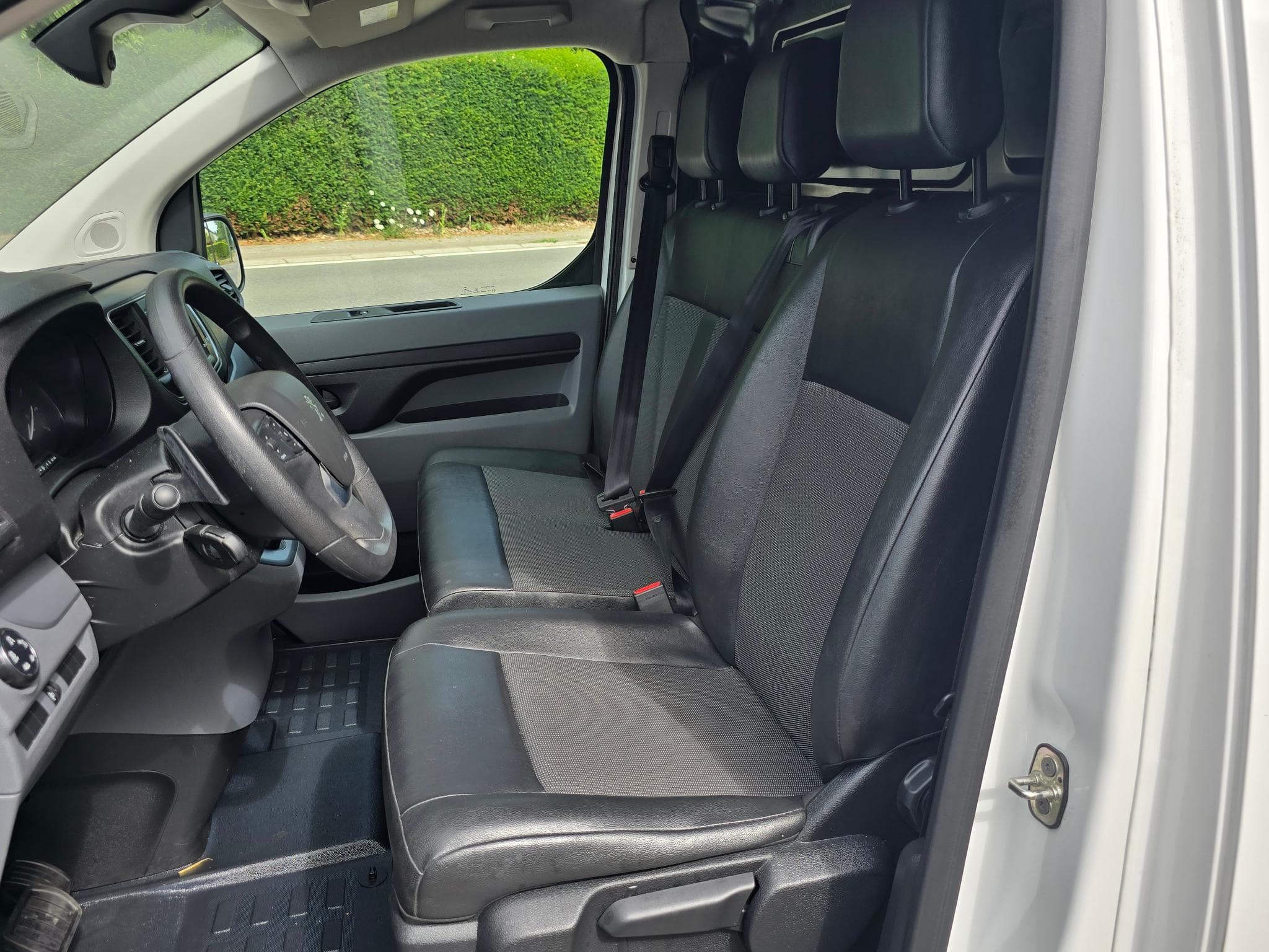 Peugeot Expert HDI 146 cv boite auto long 15990 HT (2022) - Photo 9