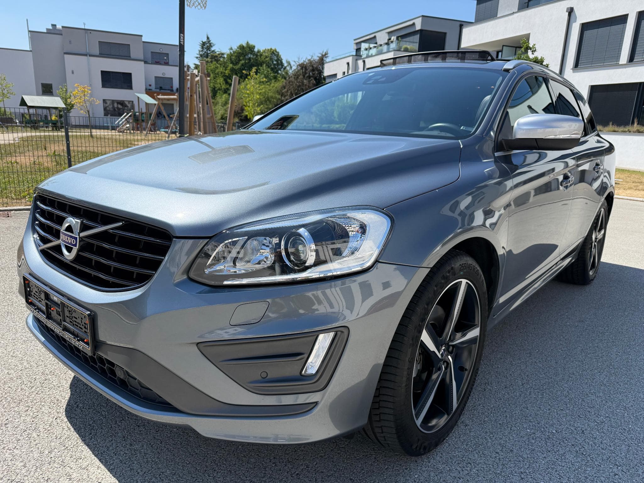 Volvo XC60 T6 AWD R-DESIGN 2.0 MOMENTUM 306 PS (2016) - Photo 1