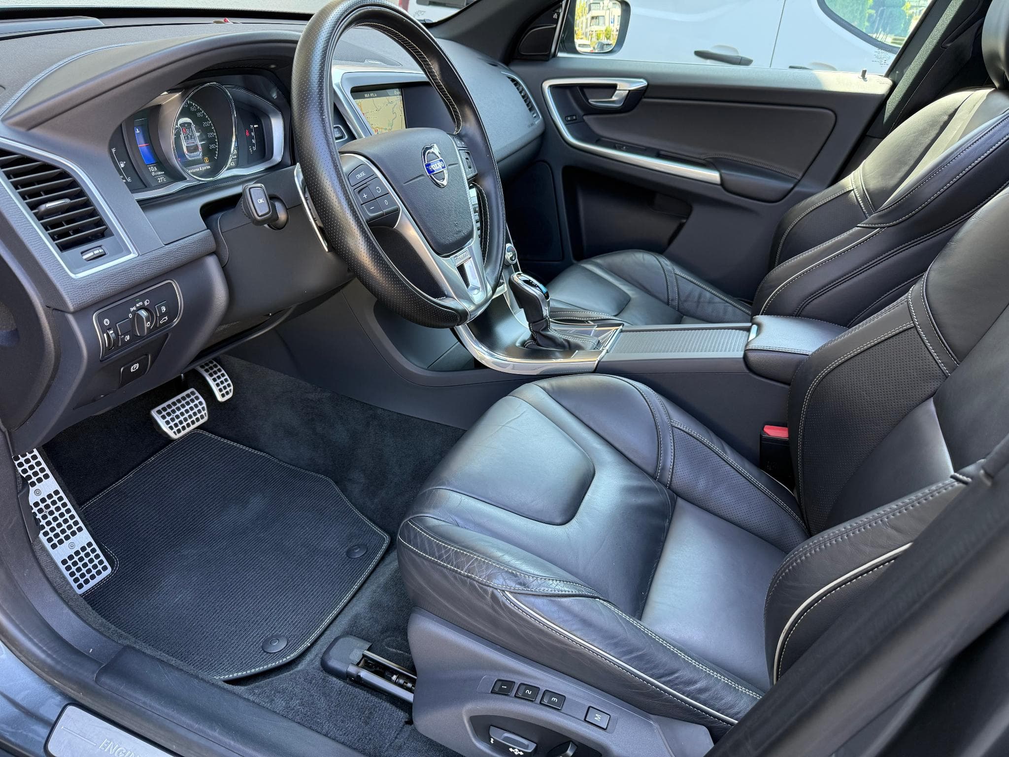Volvo XC60 T6 AWD R-DESIGN 2.0 MOMENTUM 306 PS (2016) - Photo 5