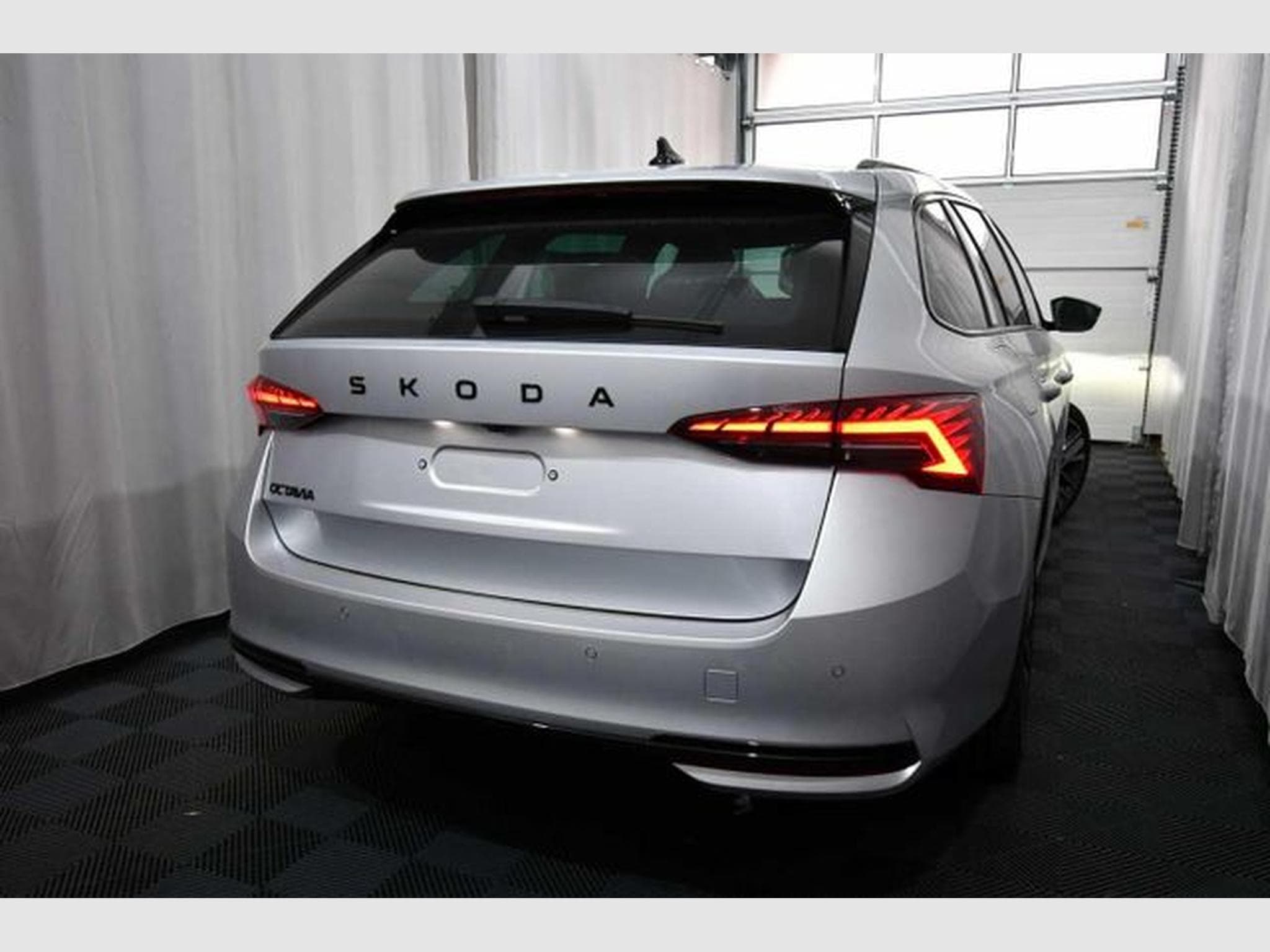 Skoda Octavia Octavia Combi 2.0 TDI DSG Sportline - AHK, Pano, (2025) - Photo 4