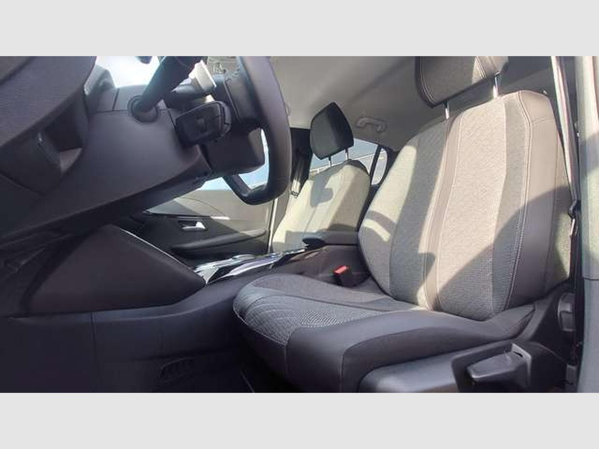 Peugeot 208 Hybrid 100 Allure (2024) - Photo 5