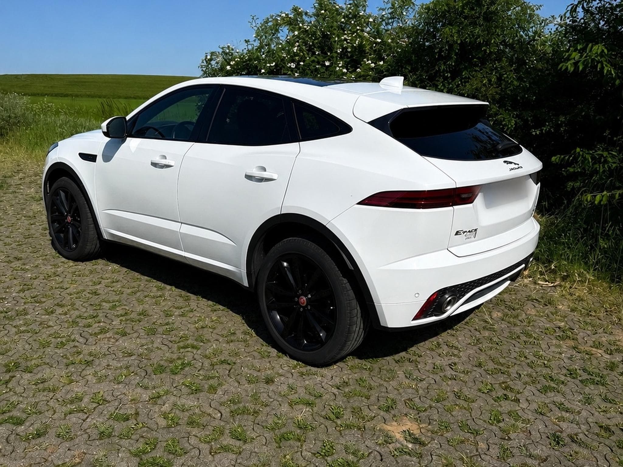 Jaguar E-Pace R-Dynamic D150 AWD (2019) - Photo 2