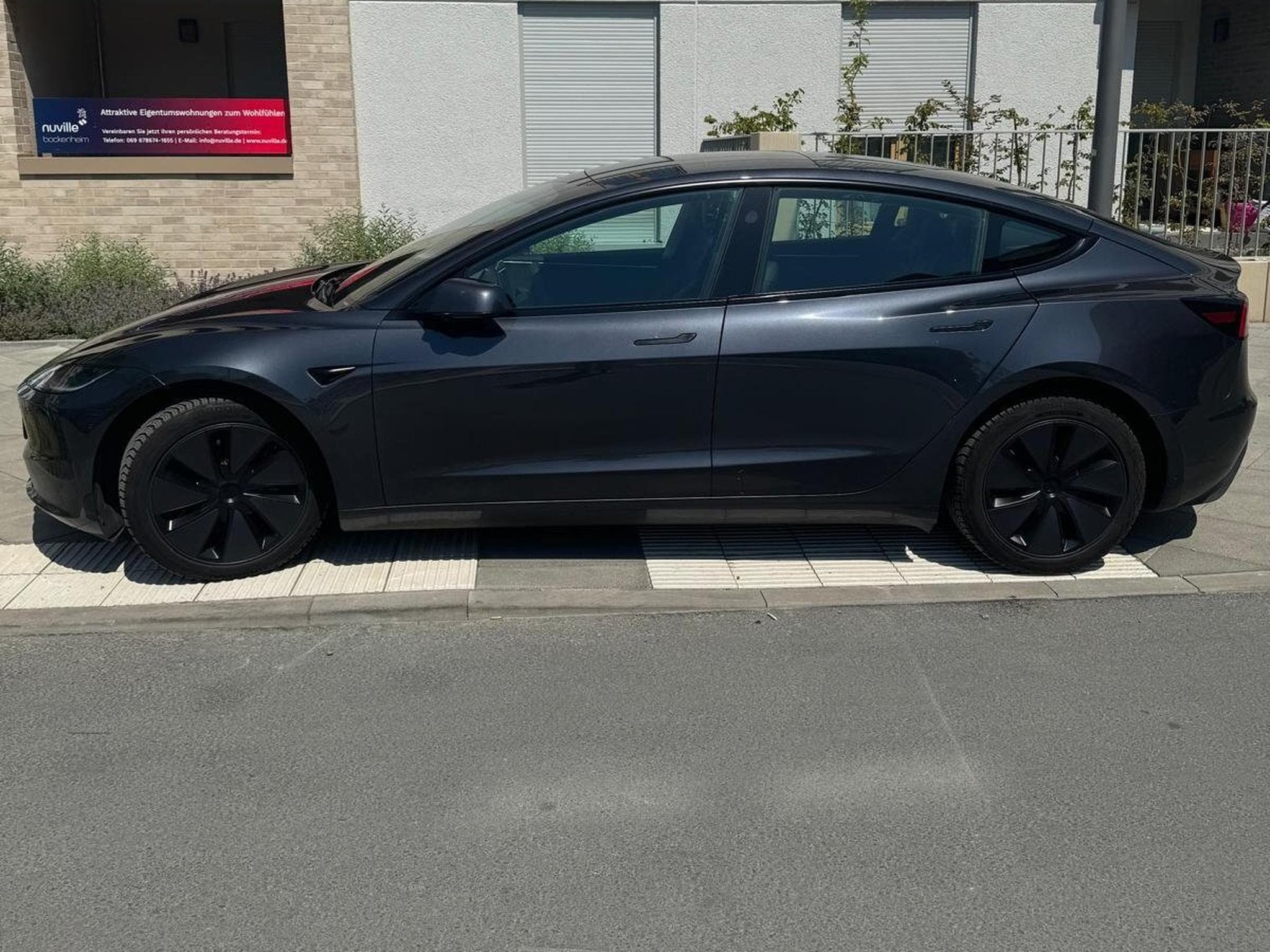 Tesla Model 3 Long Range AWD (2024) - Photo 2