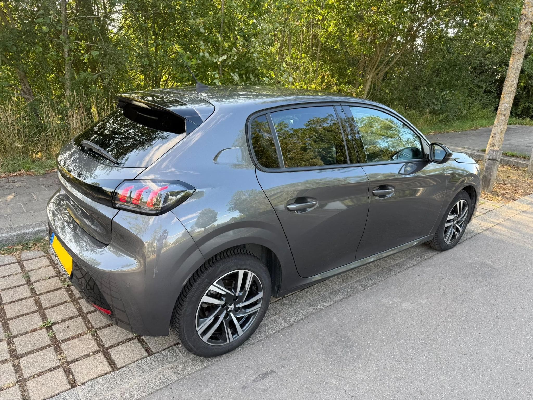 Peugeot 208 Allure Pack (2023) - Photo 12