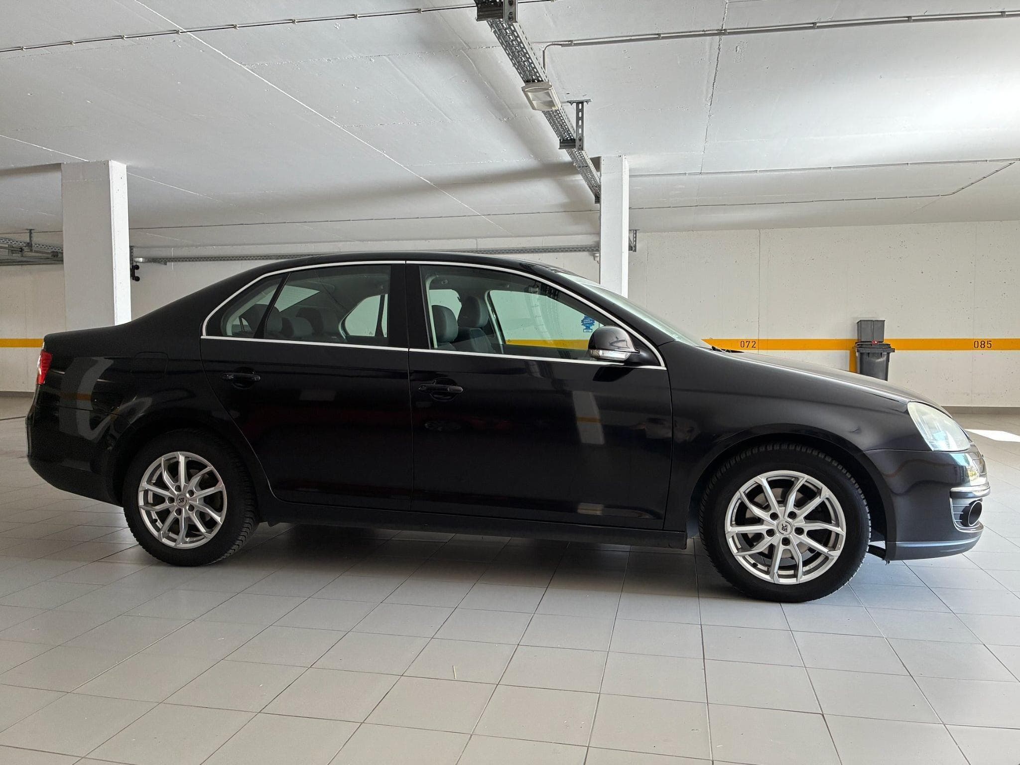 VW Jetta 2.0L TDI Clean Diesel (2009) - Photo 1
