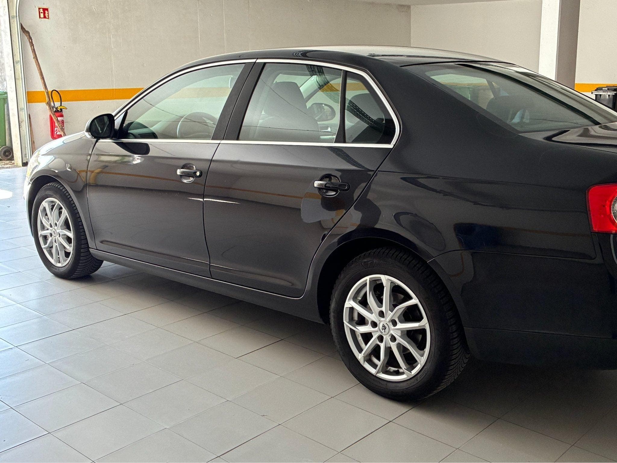 VW Jetta 2.0L TDI Clean Diesel (2009) - Photo 5