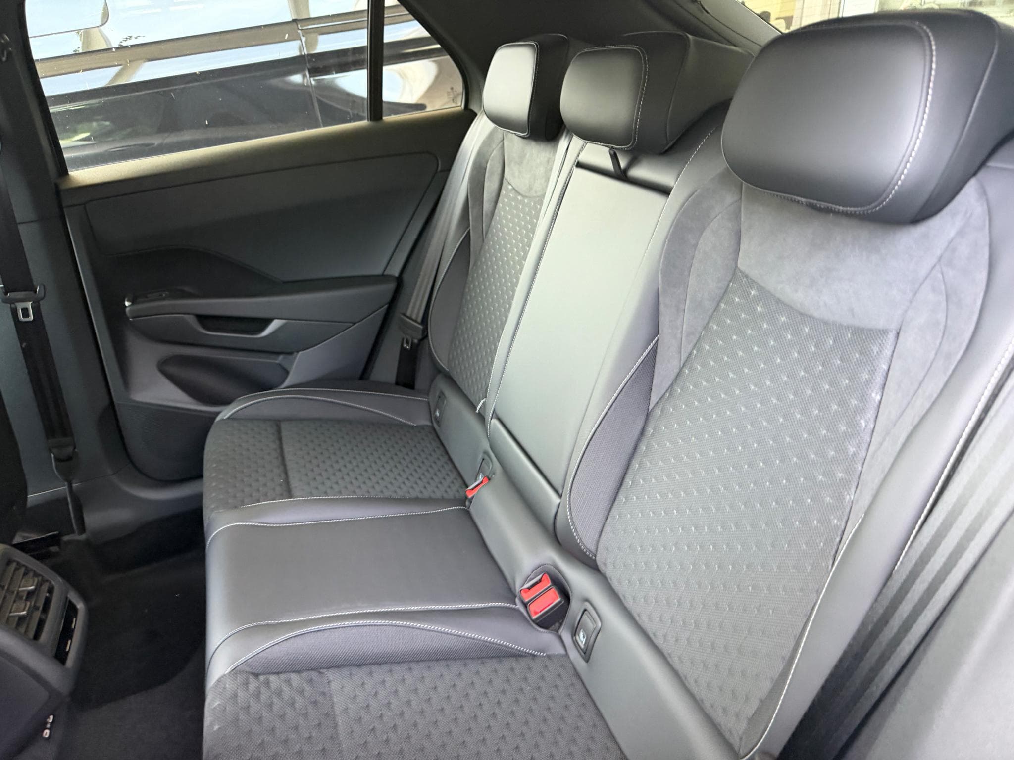 VW T-Roc R-Line 1.5 eTSI DSG7 (2026) - Photo 6