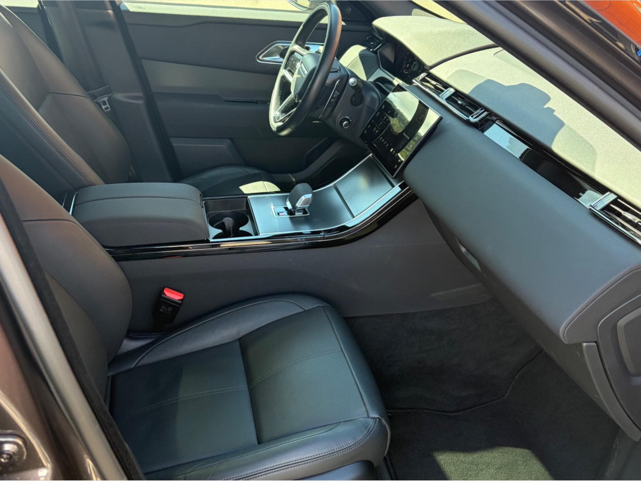 Land-Rover Range Rover Velar D200 AWD Dynamic SE (2024) - Photo 3