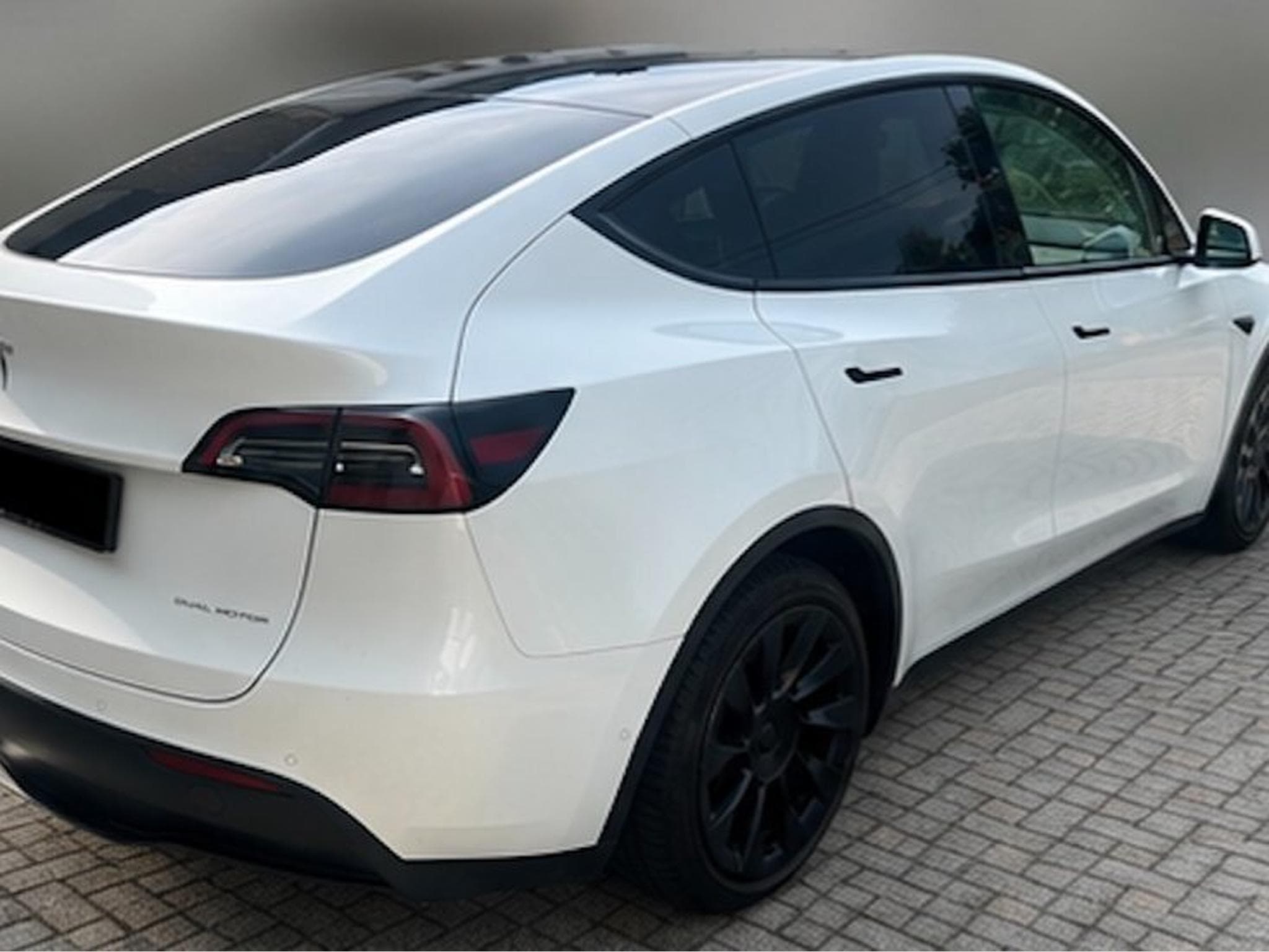 Tesla Model Y Long Range AWD Dual Motor (2022) - Photo 2