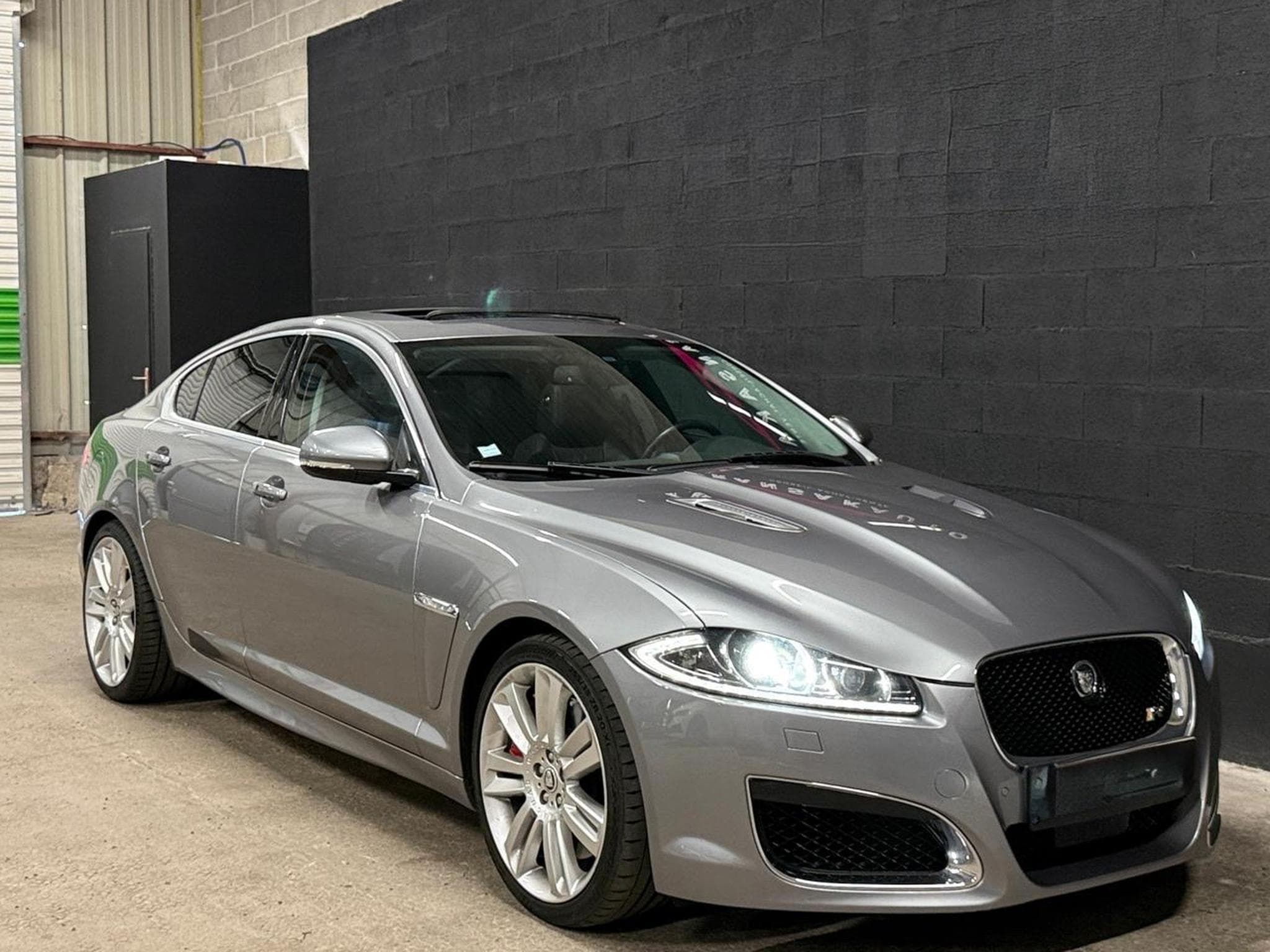 Jaguar XFR (2012) - Photo 1