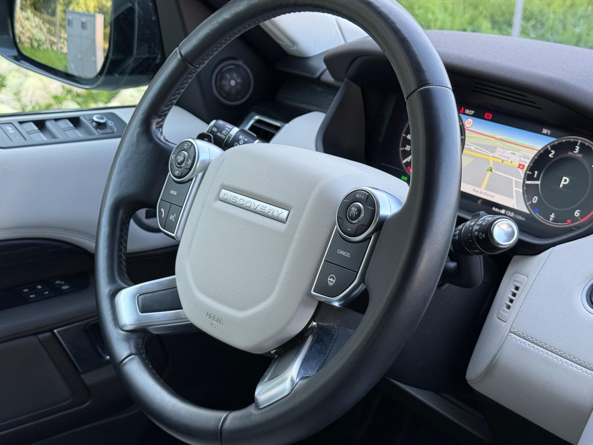 Land-Rover Discovery 3.0 Td6 HSE (2018) - Photo 6