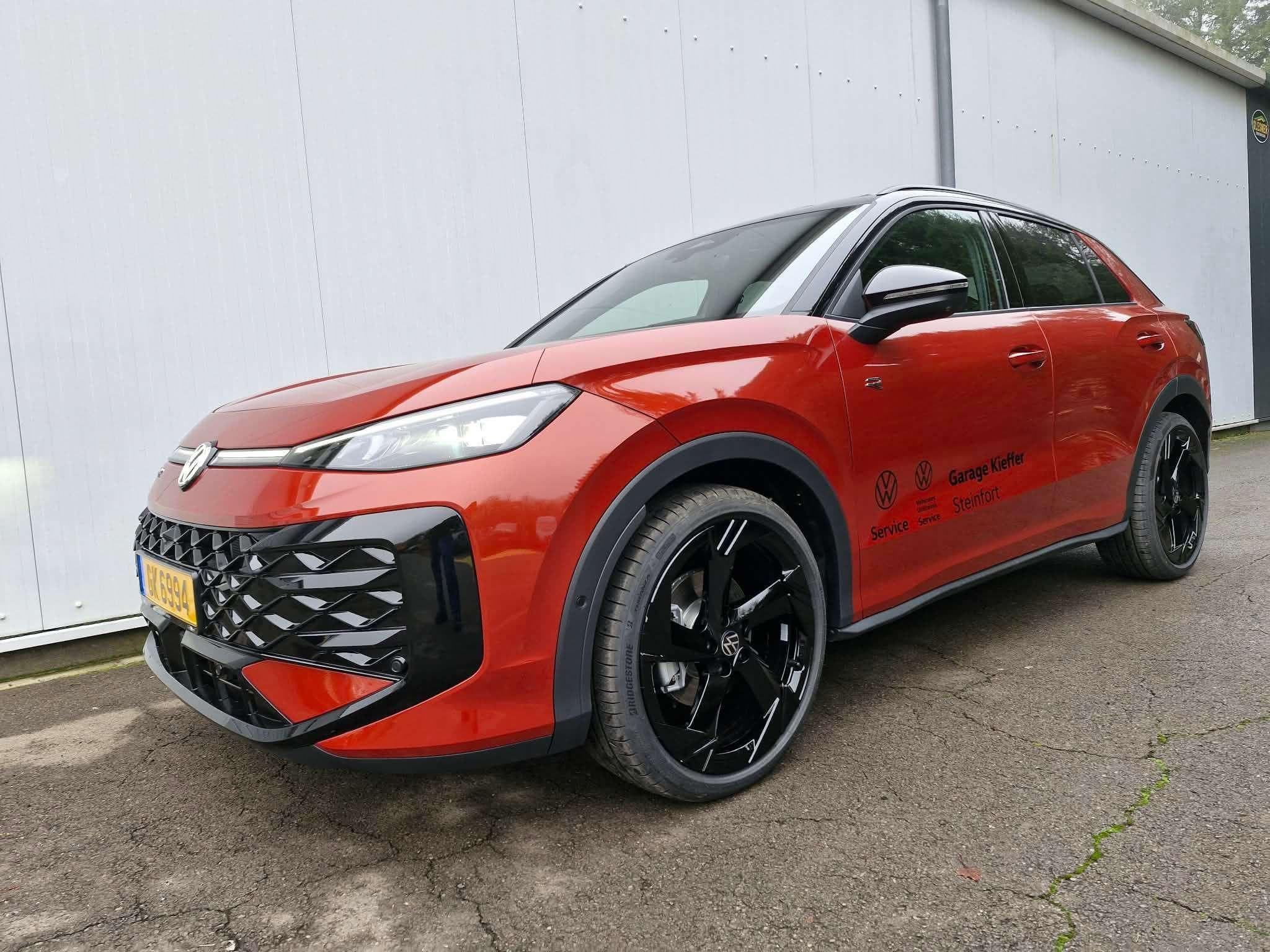 VW T-Roc R-Line Black Style 1.5 TSI 150PS (2025) - Photo 1